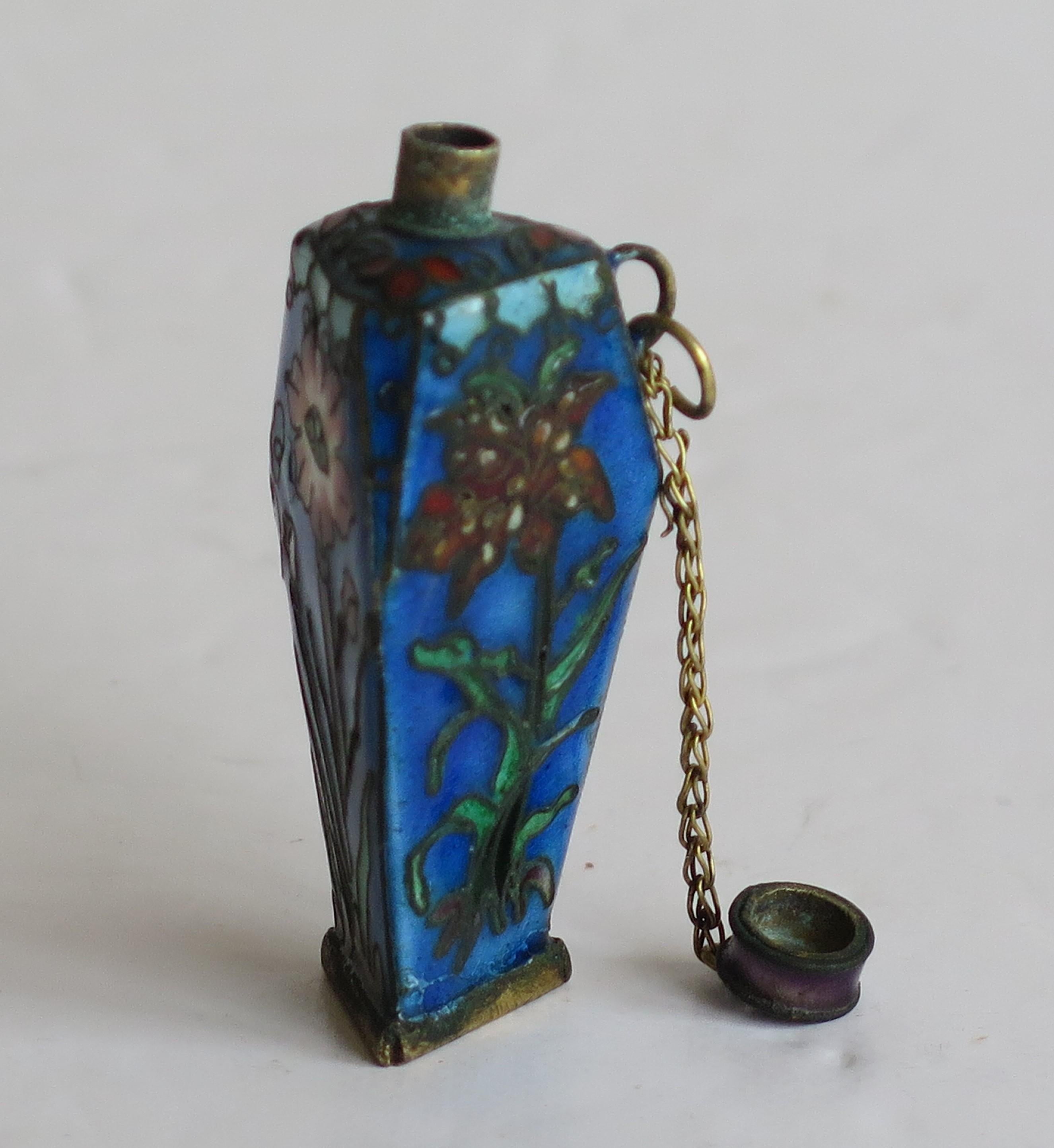 Rare Shape Chinese Cloisonne Triangular Snuff Bottle Hand Enameled, 19thC Qing For Sale 5