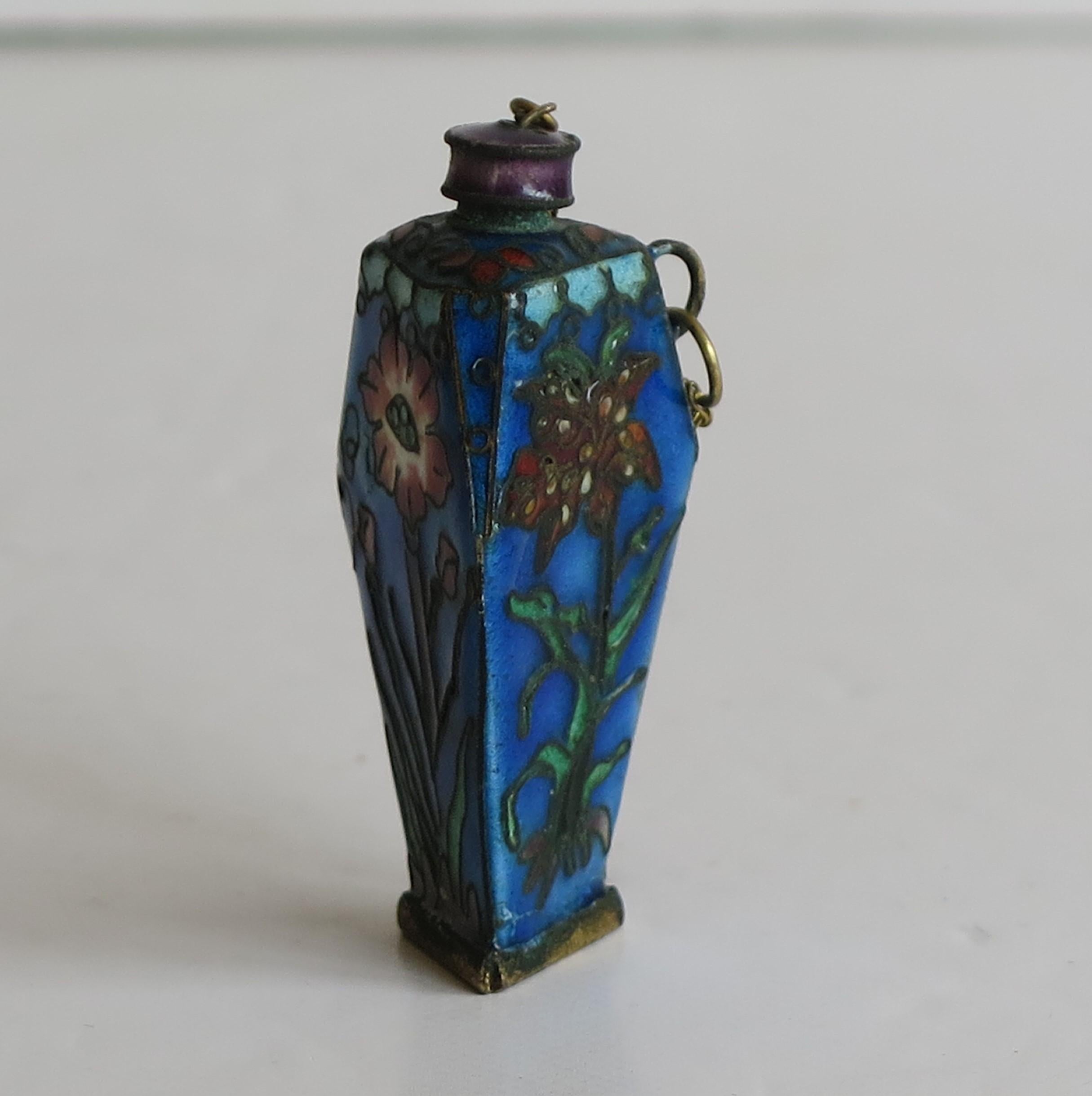 Rare Shape Chinese Cloisonne Triangular Snuff Bottle Hand Enameled, 19thC Qing For Sale 6