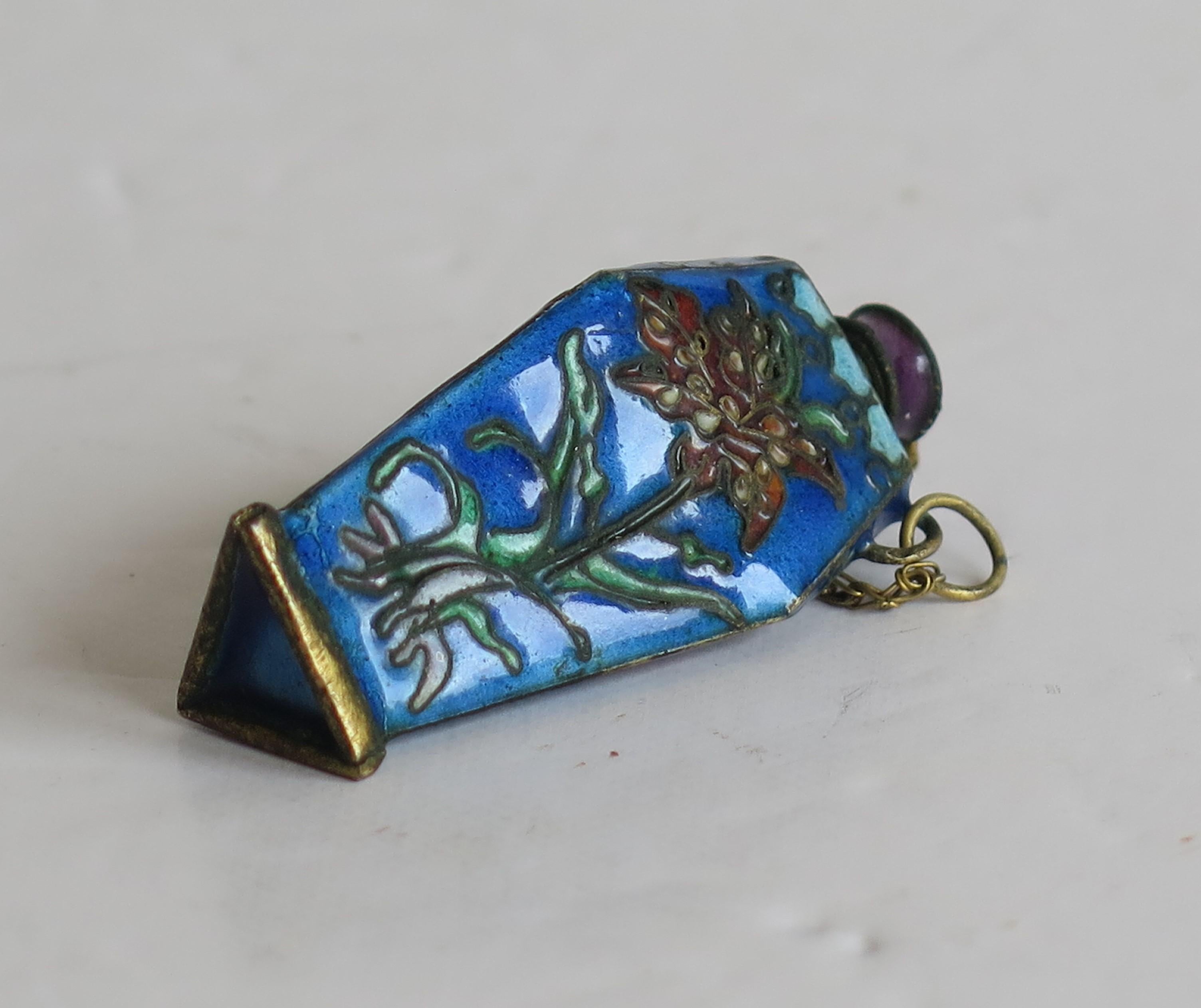 Rare Shape Chinese Cloisonne Triangular Snuff Bottle Hand Enameled, 19thC Qing For Sale 7