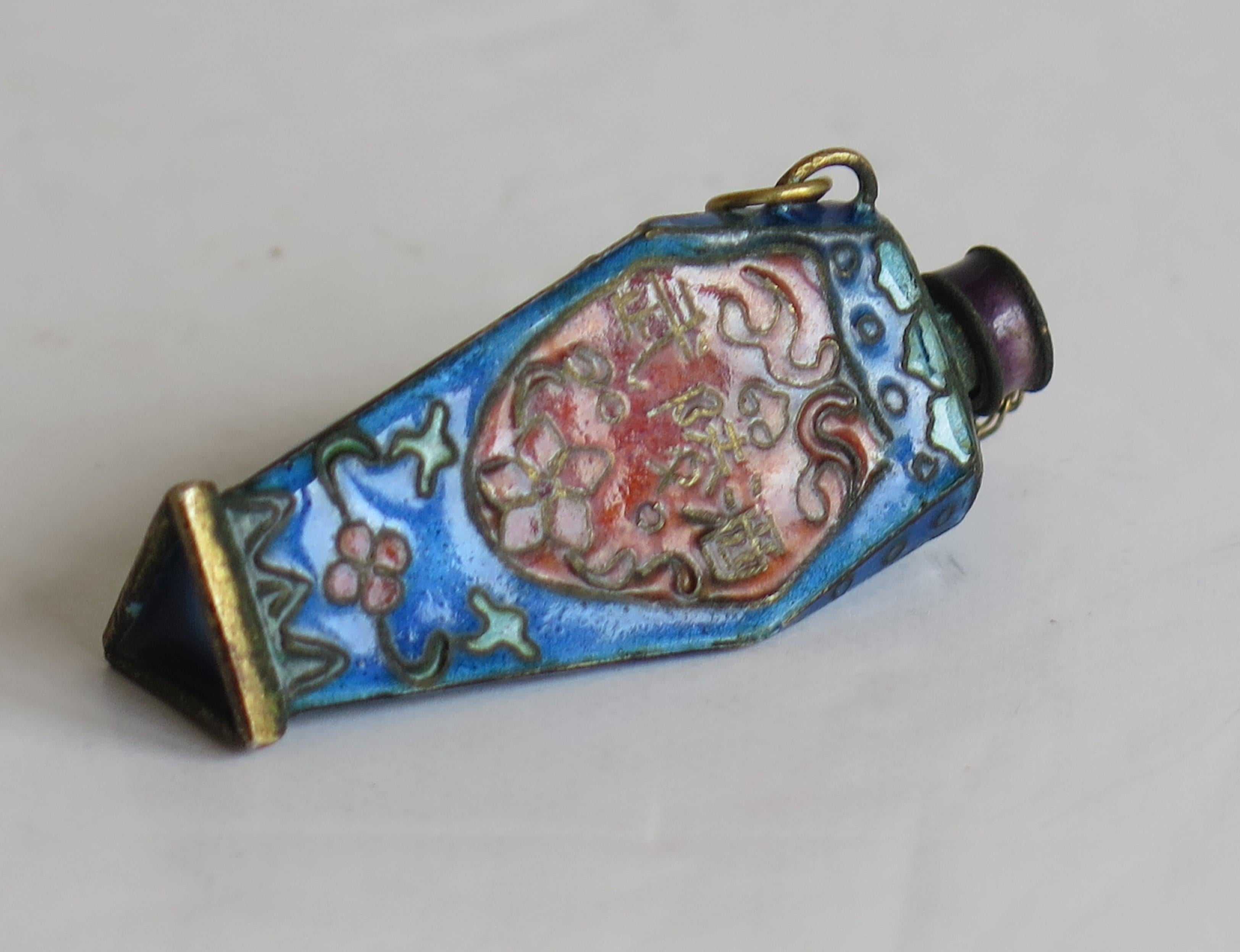 Rare Shape Chinese Cloisonne Triangular Snuff Bottle Hand Enameled, 19thC Qing For Sale 9