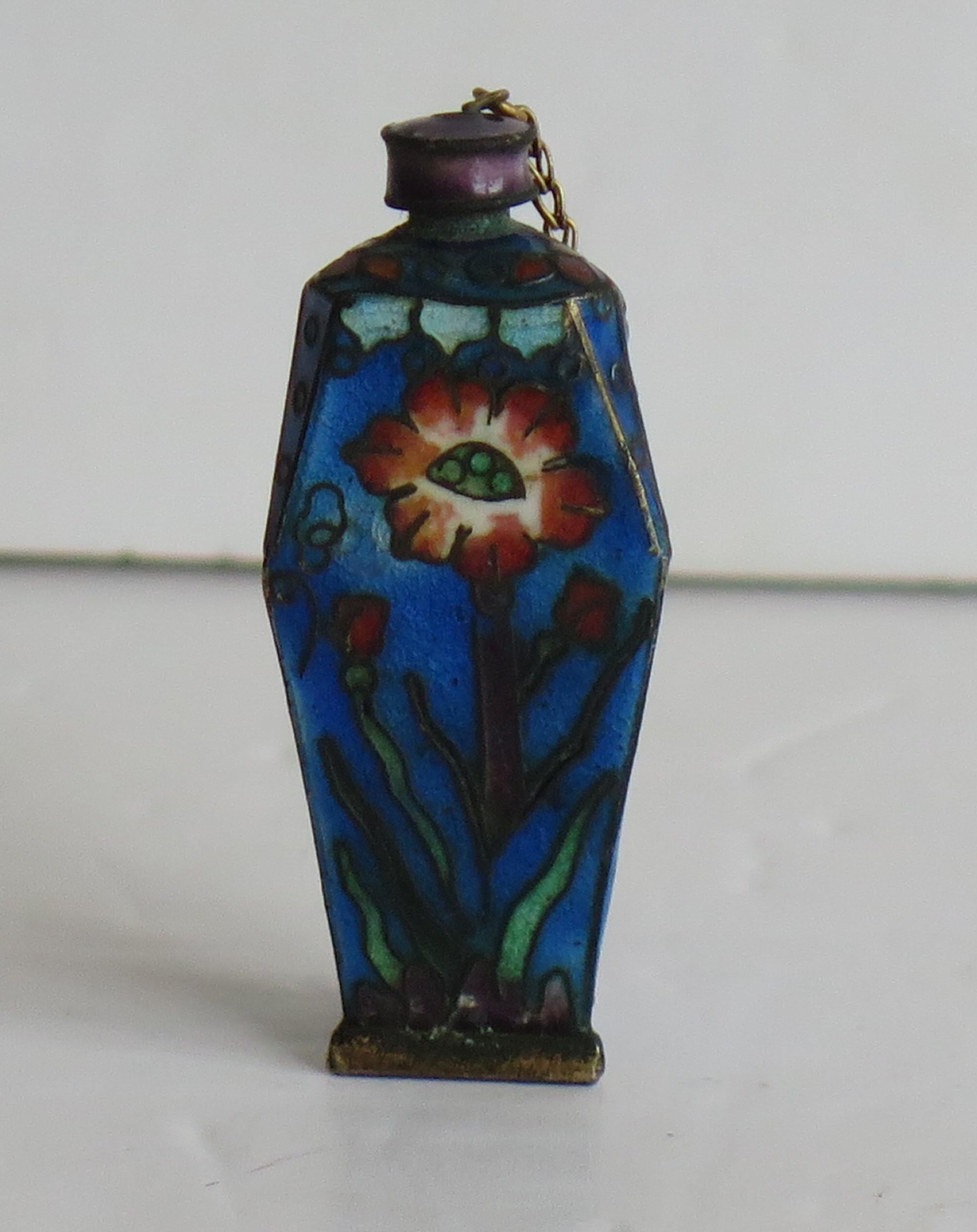 Cloissoné Rare Shape Chinese Cloisonne Triangular Snuff Bottle Hand Enameled, 19thC Qing For Sale