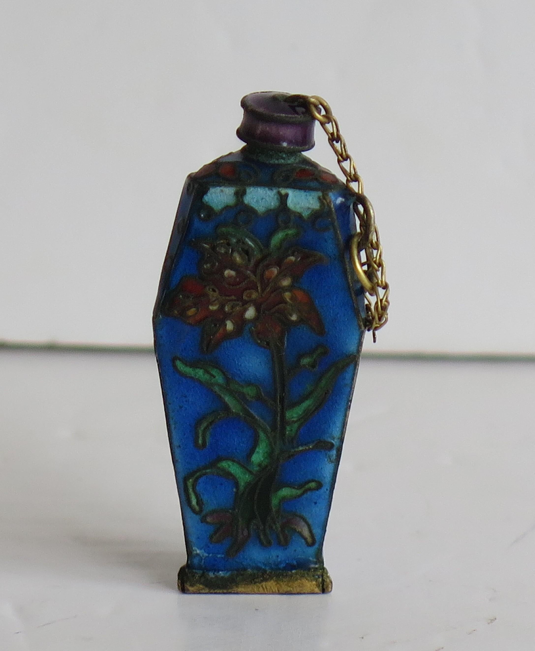 Rare Shape Chinese Cloisonne Triangular Snuff Bottle Hand Enameled, 19thC Qing In Good Condition For Sale In Lincoln, Lincolnshire