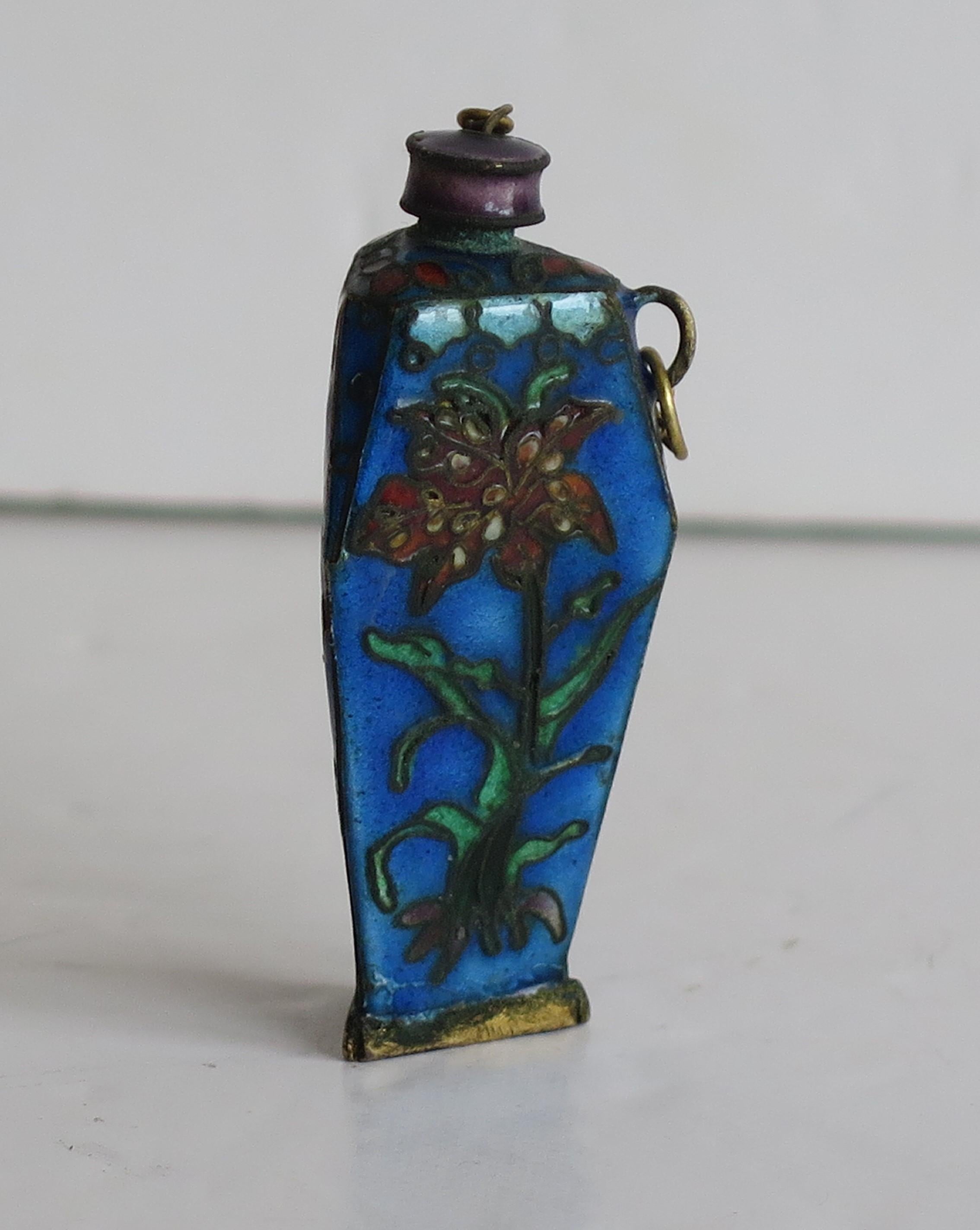 19th Century Rare Shape Chinese Cloisonne Triangular Snuff Bottle Hand Enameled, 19thC Qing For Sale