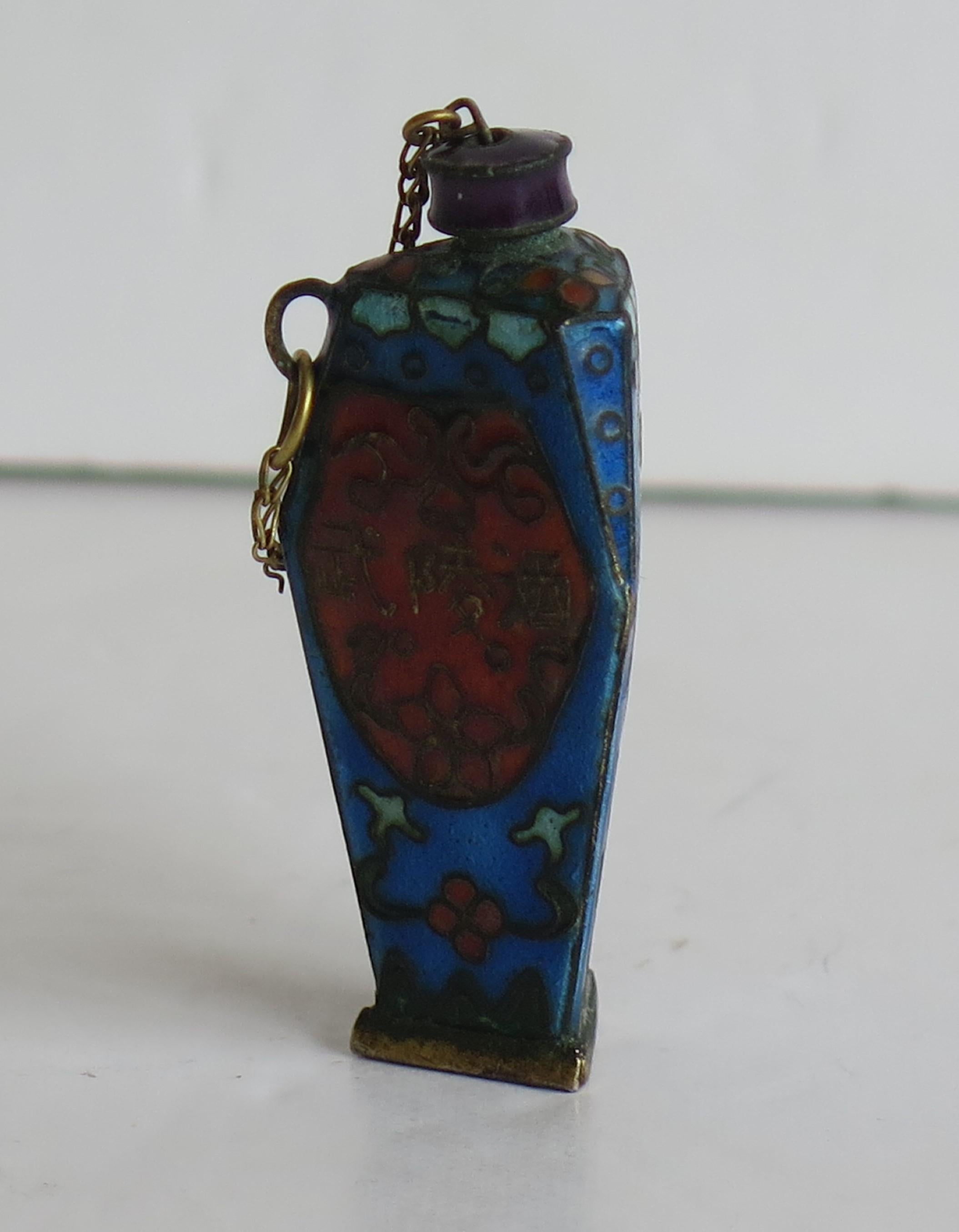 Rare Shape Chinese Cloisonne Triangular Snuff Bottle Hand Enameled, 19thC Qing For Sale 1