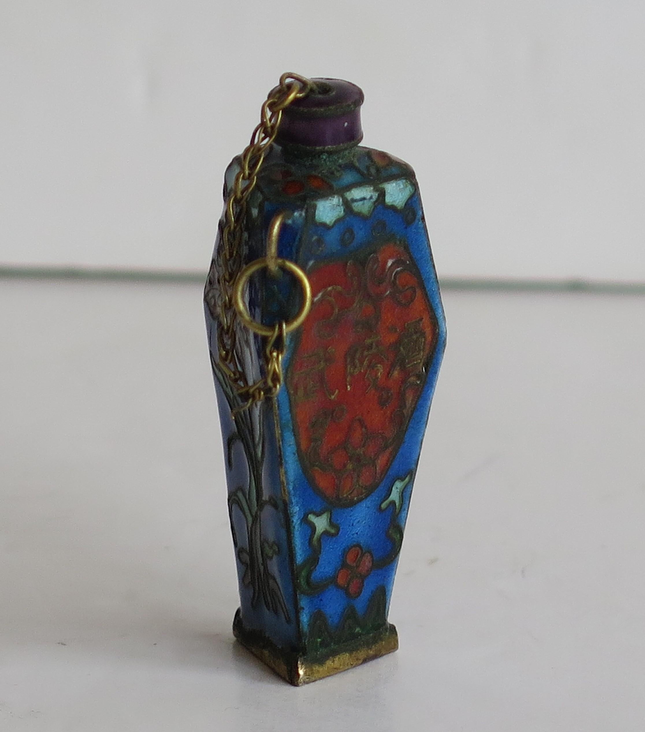 Rare Shape Chinese Cloisonne Triangular Snuff Bottle Hand Enameled, 19thC Qing For Sale 2