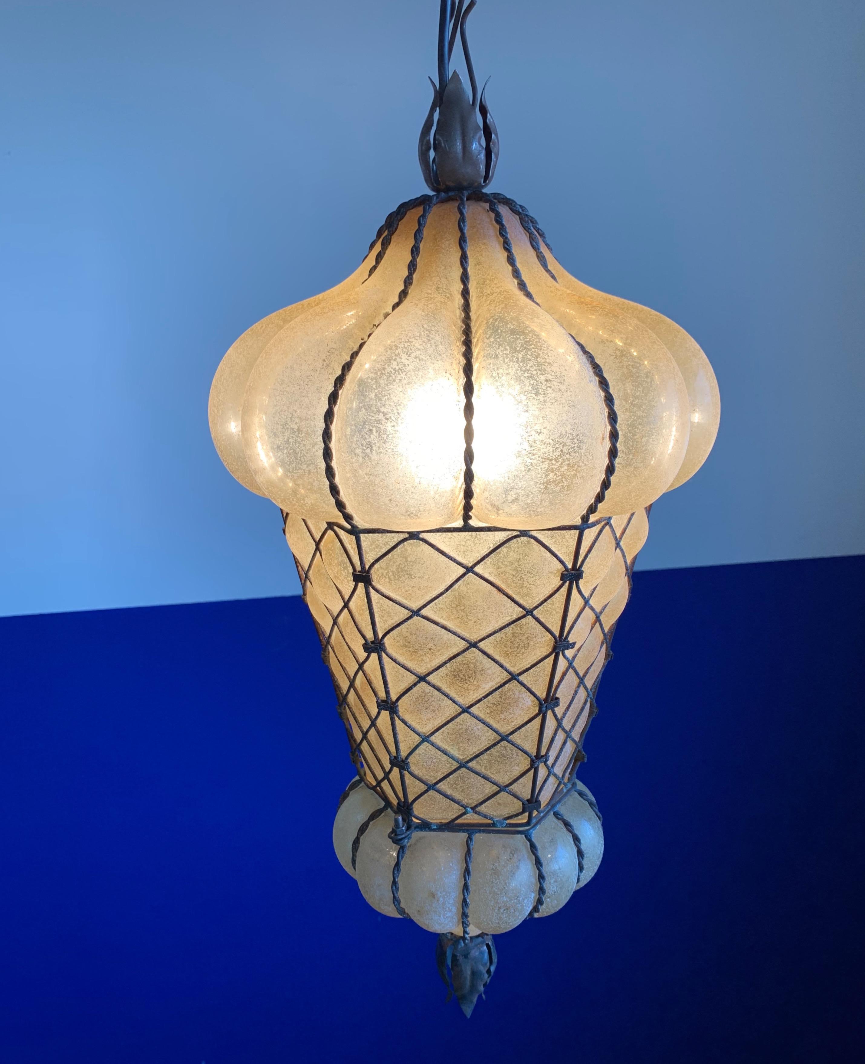 Lampe à suspension vénitienne de forme rare en verre d'ambre de Murano soufflé à la bouche dans un cadre en vente 7