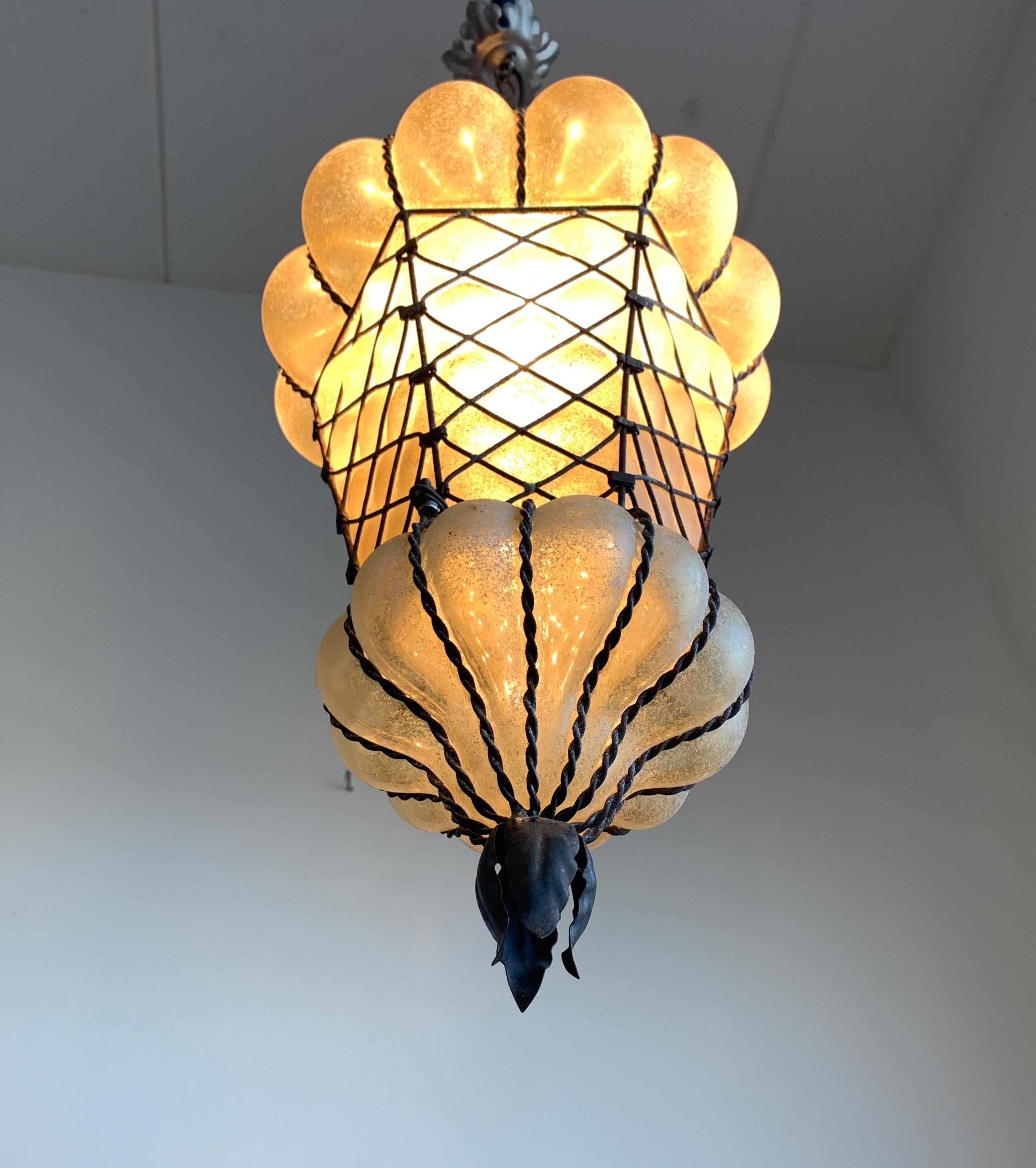 Lampe à suspension vénitienne de forme rare en verre d'ambre de Murano soufflé à la bouche dans un cadre en vente 2
