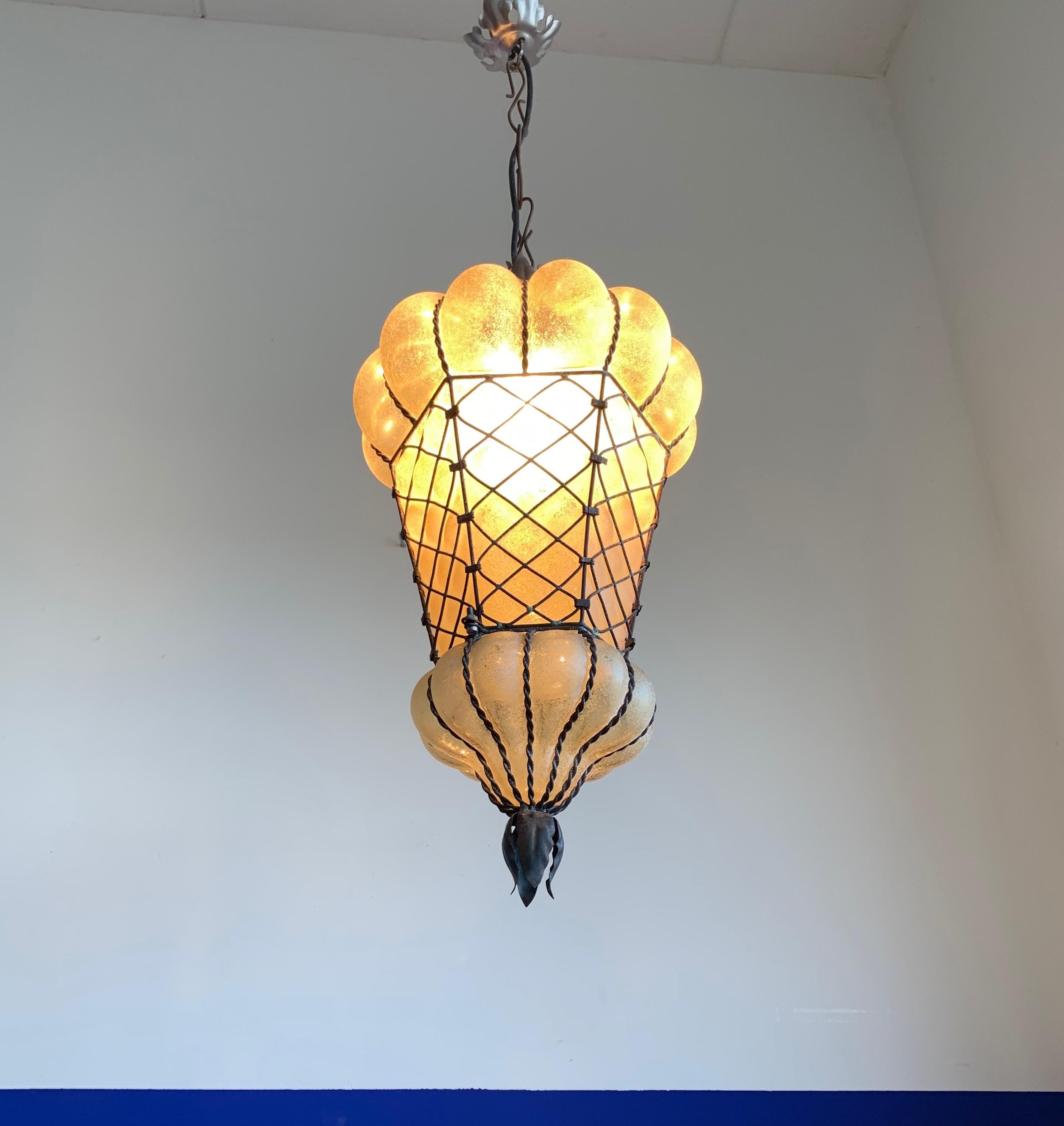 Lampe à suspension vénitienne de forme rare en verre d'ambre de Murano soufflé à la bouche dans un cadre en vente 1