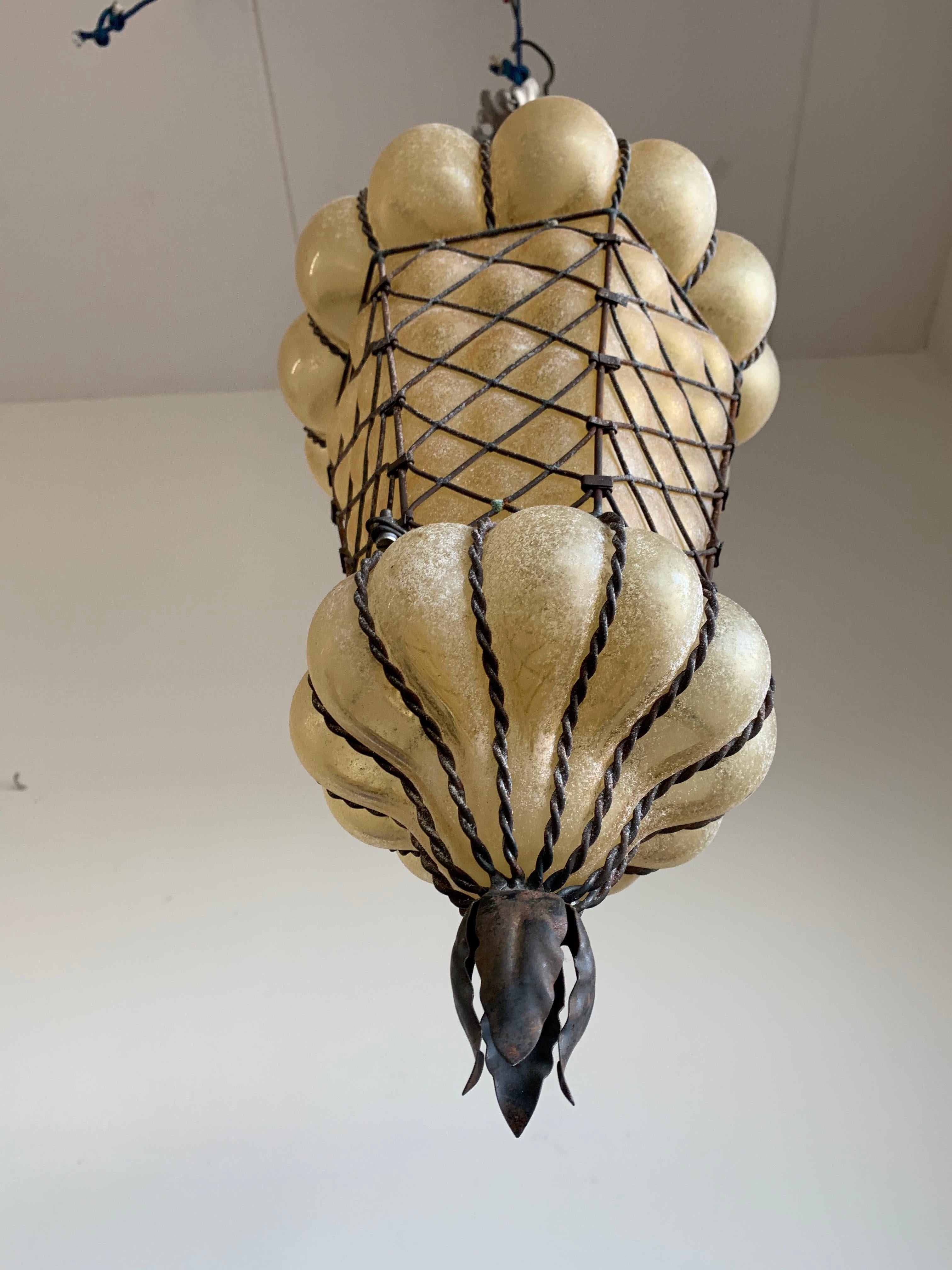Lampe à suspension vénitienne de forme rare en verre d'ambre de Murano soufflé à la bouche dans un cadre en vente 4