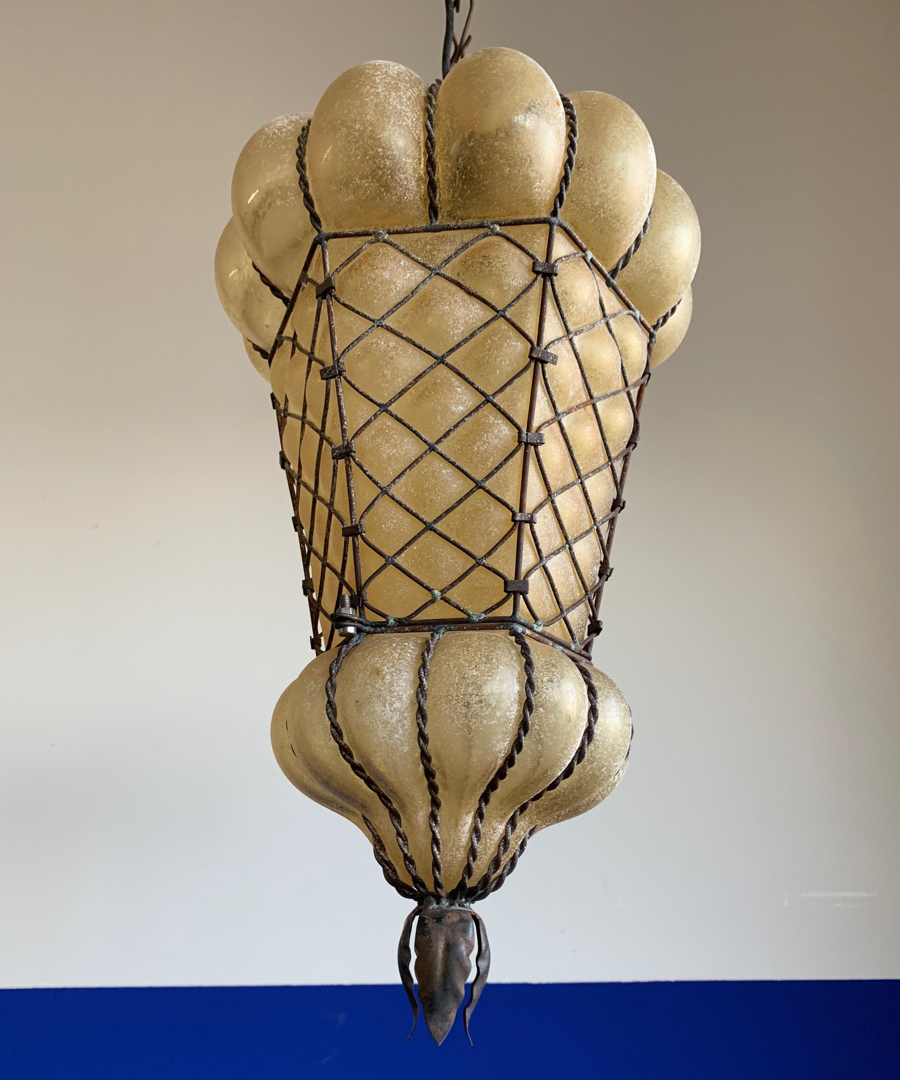 Fait main Lampe à suspension vénitienne de forme rare en verre d'ambre de Murano soufflé à la bouche dans un cadre en vente