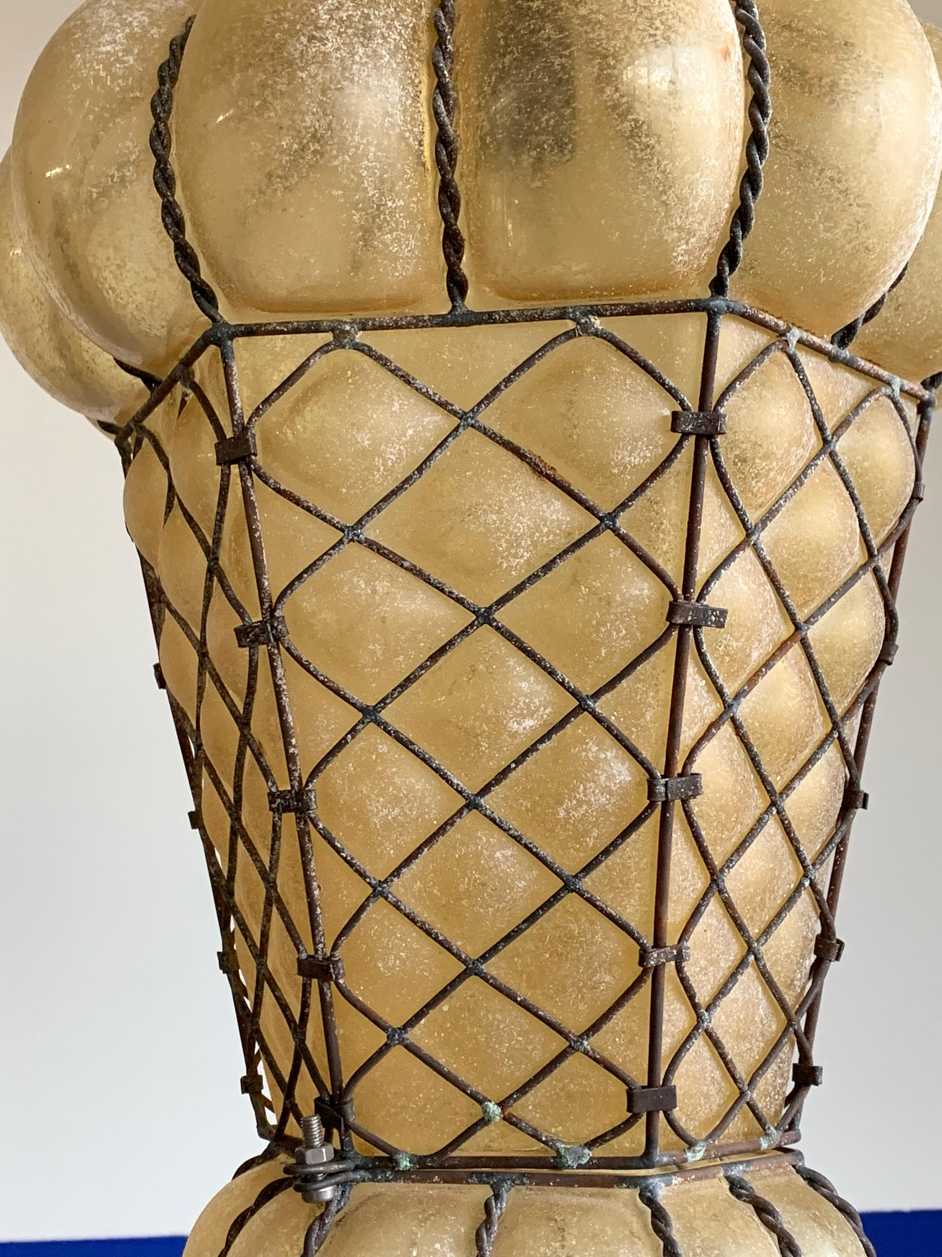 Seltene Form venezianischer Murano-Hängelampe, mundgeblasenes Bernsteinglas in Rahmen im Zustand „Hervorragend“ im Angebot in Lisse, NL