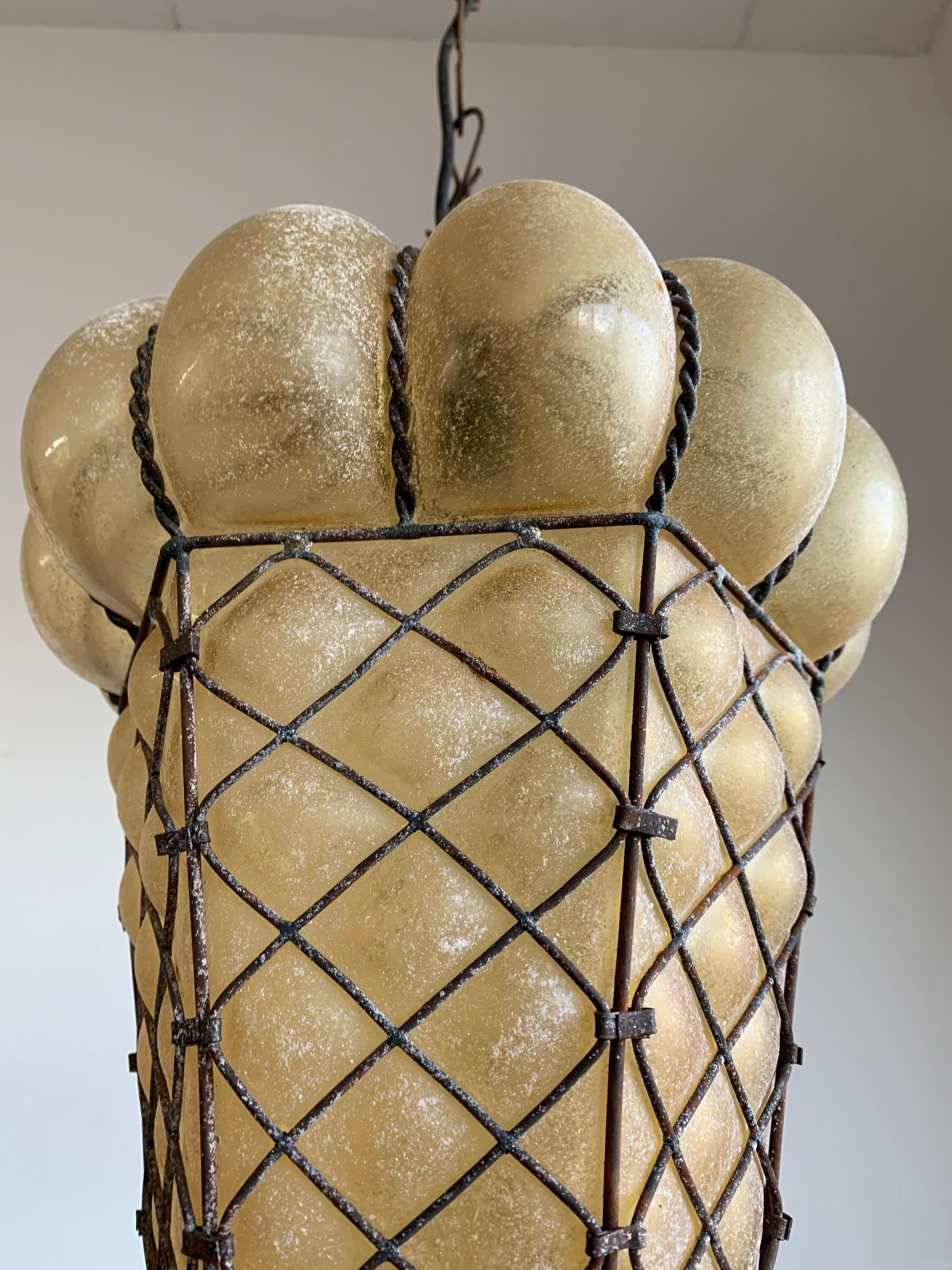 20ième siècle Lampe à suspension vénitienne de forme rare en verre d'ambre de Murano soufflé à la bouche dans un cadre en vente