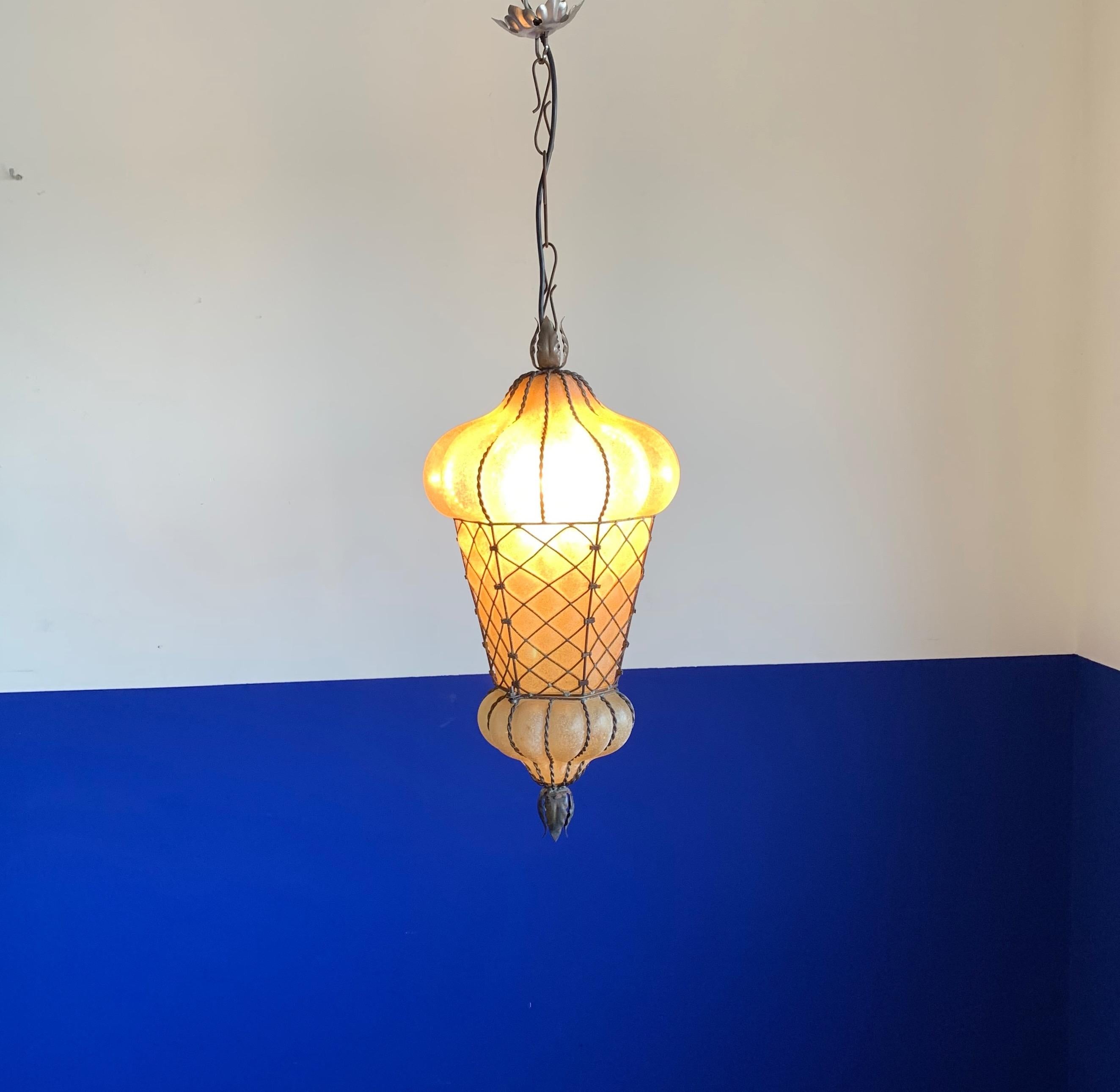 Lampe à suspension vénitienne de forme rare en verre d'ambre de Murano soufflé à la bouche dans un cadre en vente 6