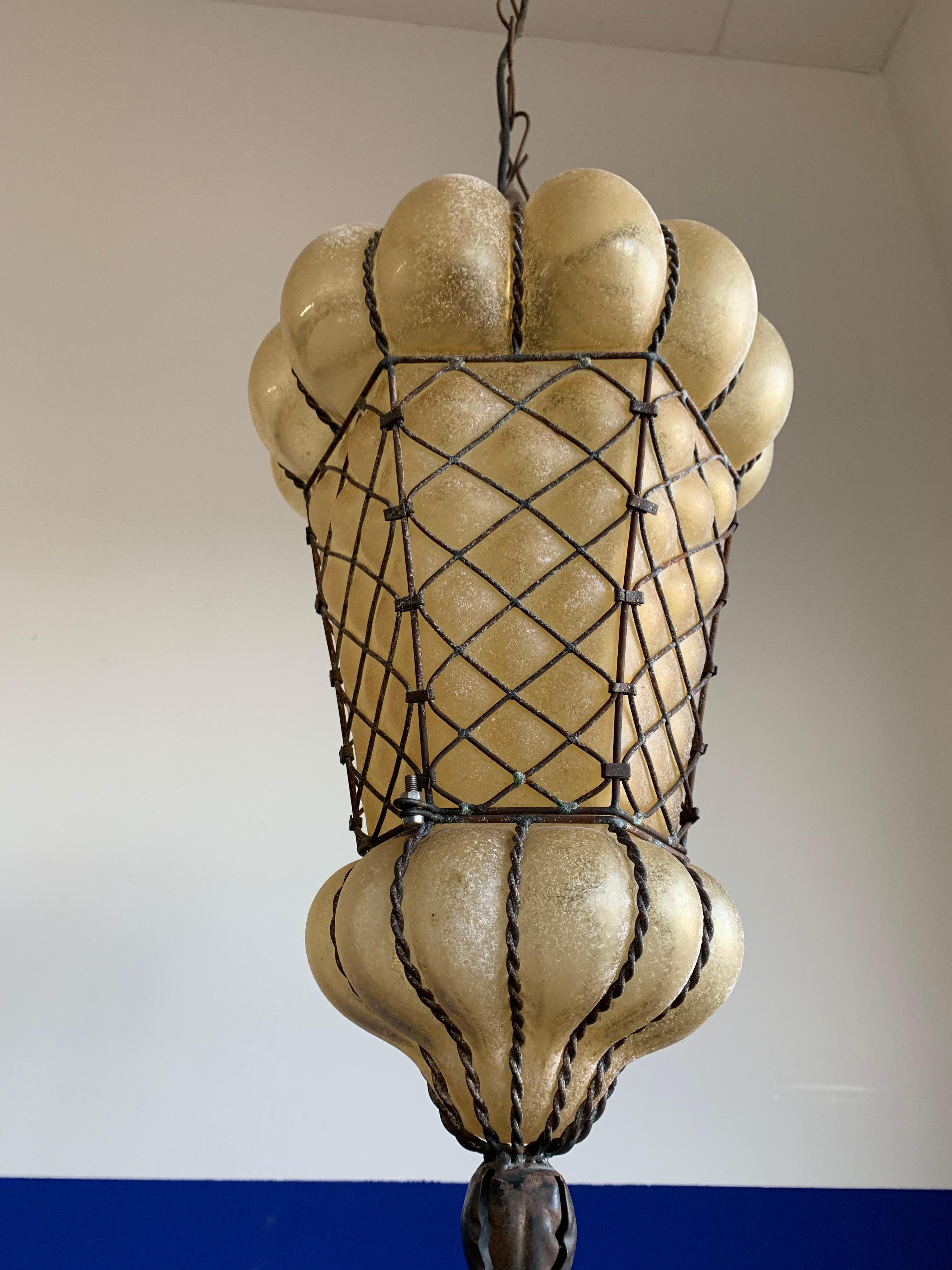 Lampe à suspension vénitienne de forme rare en verre d'ambre de Murano soufflé à la bouche dans un cadre en vente 3