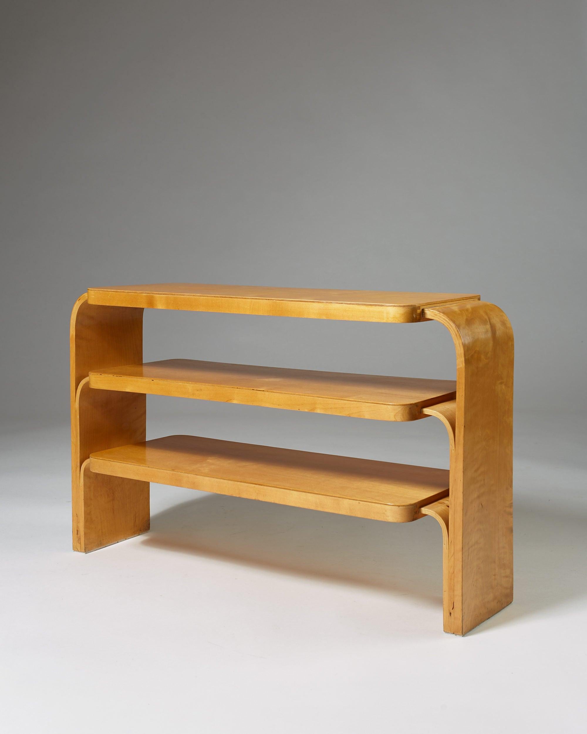 Rare shelf designed by Alvar Aalto for Hedemora,
Sweden, 1933.

Lacquered birch.

H: 54 cm/ 1' 9 5/8