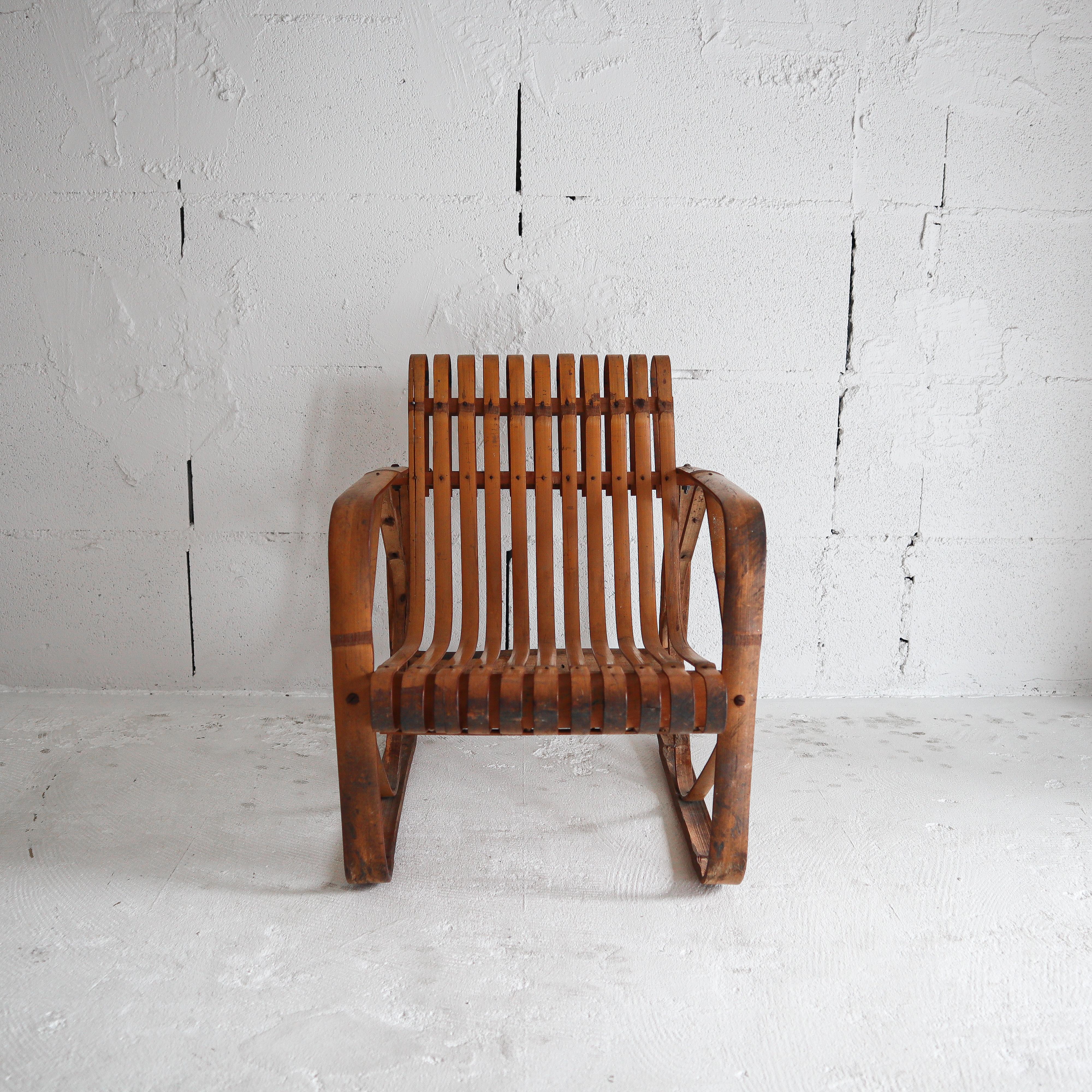 Dieser äußerst seltene Stuhl wurde in den frühen 1900er Jahren von erfahrenen japanischen Handwerkern in der Shibayama-Fabrik in Nagoya, Japan, handgefertigt. Dieser Stuhl war ein wichtiger Bestandteil von Charlotte Perriands Studium des japanischen