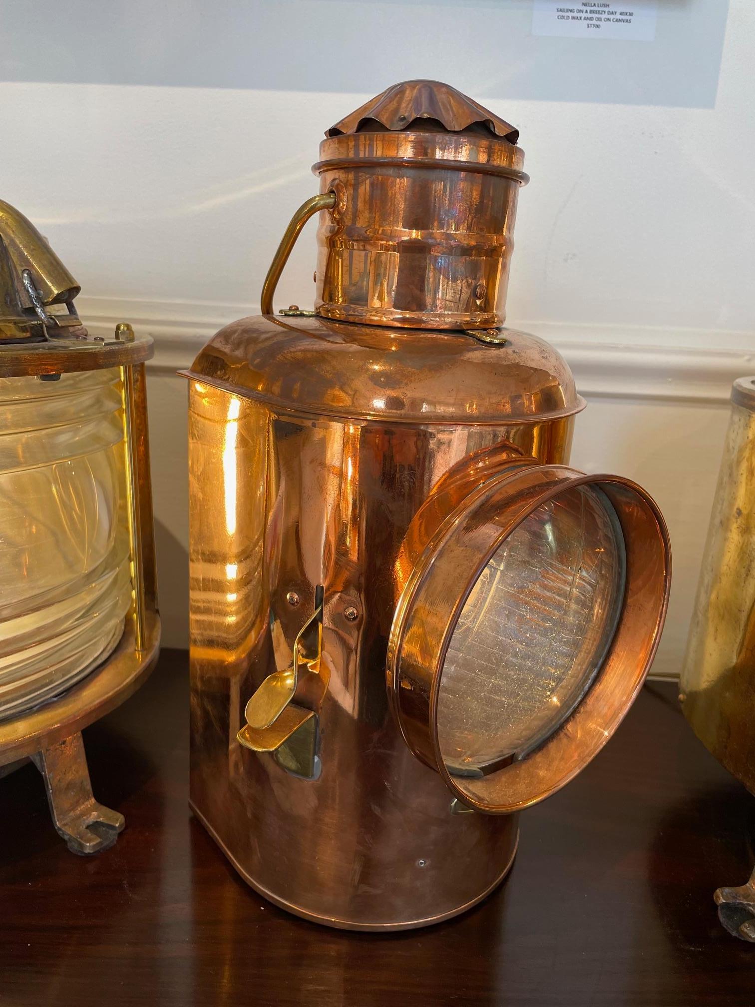 Industriel Rare lampe de signalisation de navire à obturateur en cuivre avec lentille de Fresnel en vente