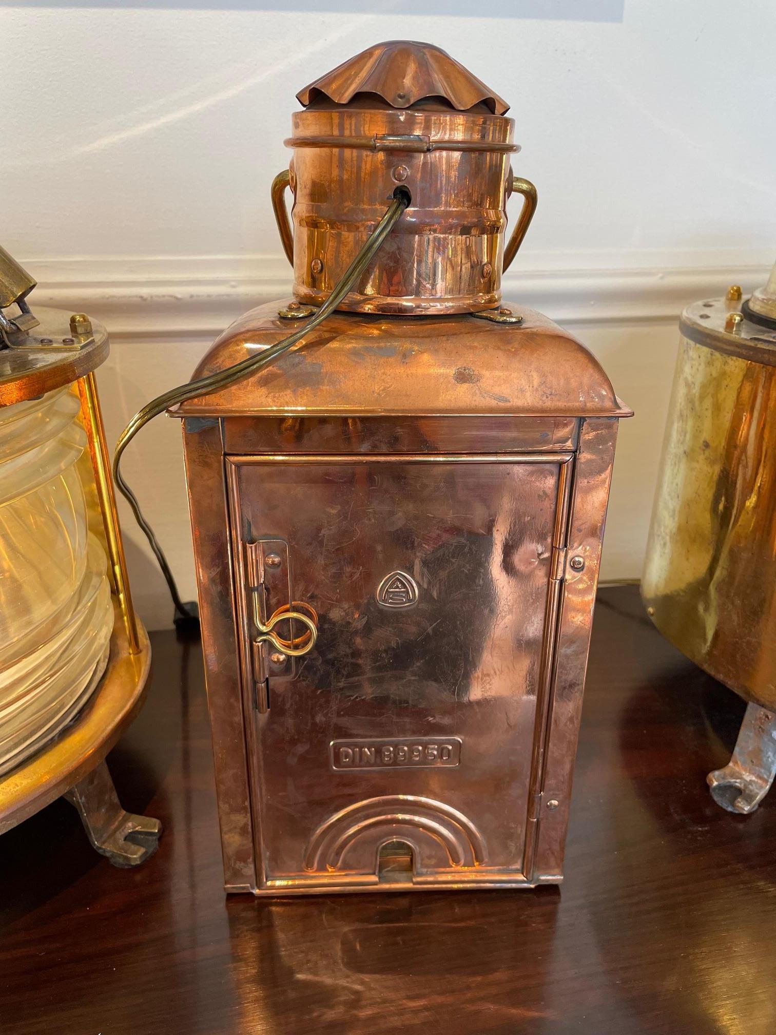 20ième siècle Rare lampe de signalisation de navire à obturateur en cuivre avec lentille de Fresnel en vente