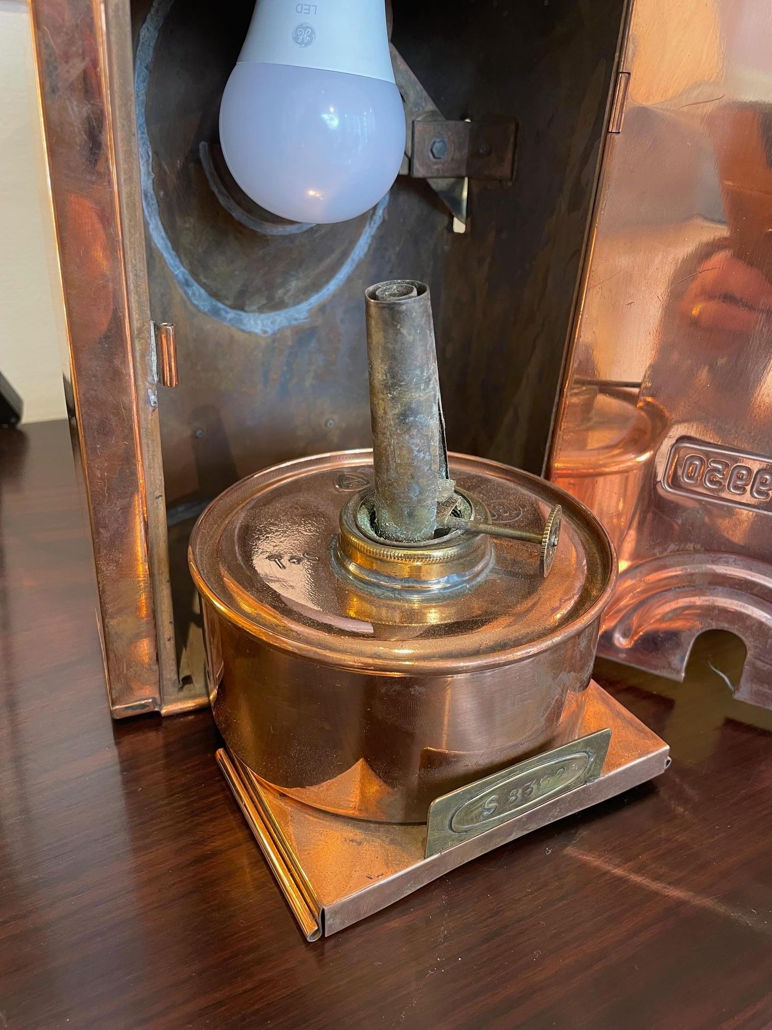 Rare lampe de signalisation de navire à obturateur en cuivre avec lentille de Fresnel en vente 1