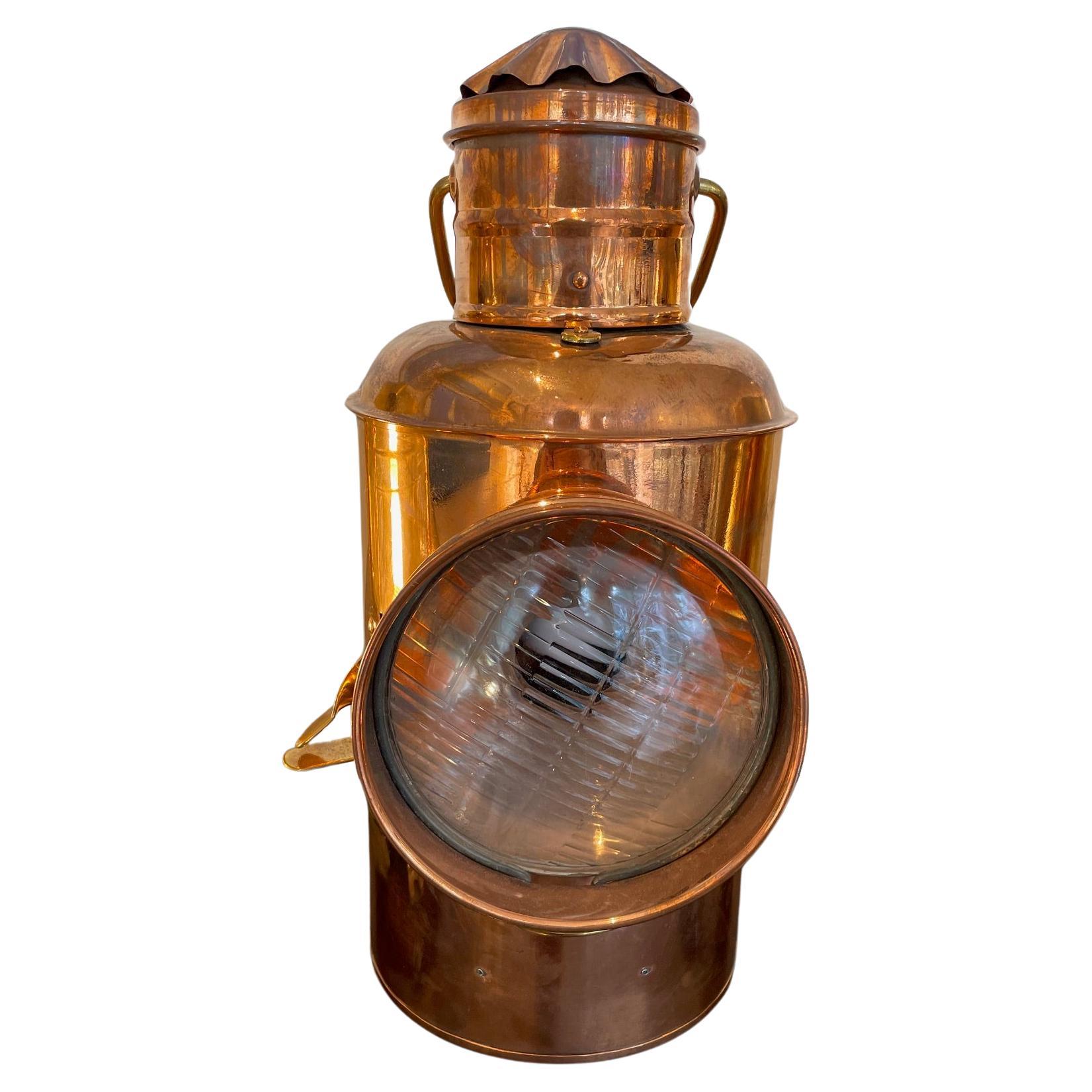 Rare lampe de signalisation de navire à obturateur en cuivre avec lentille de Fresnel en vente