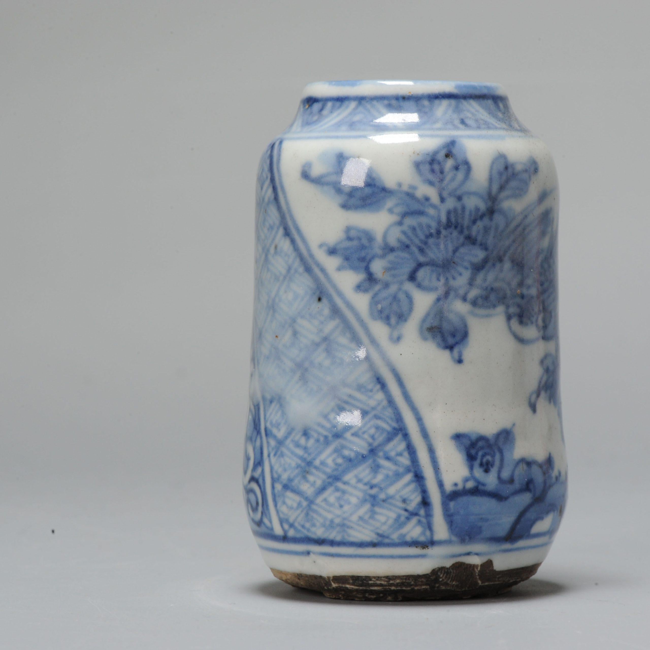 Wunderschönes kleines Weihrauch- oder Teeglas mit Deckel aus der Edo-Zeit. Sehr schön getopft und mit einer schönen laufenden Szene. Dekoriert mit im Shonzui-Stil.

Zusätzliche Informationen:
MATERIAL: Porzellan & Töpferei
Herkunftsregion: