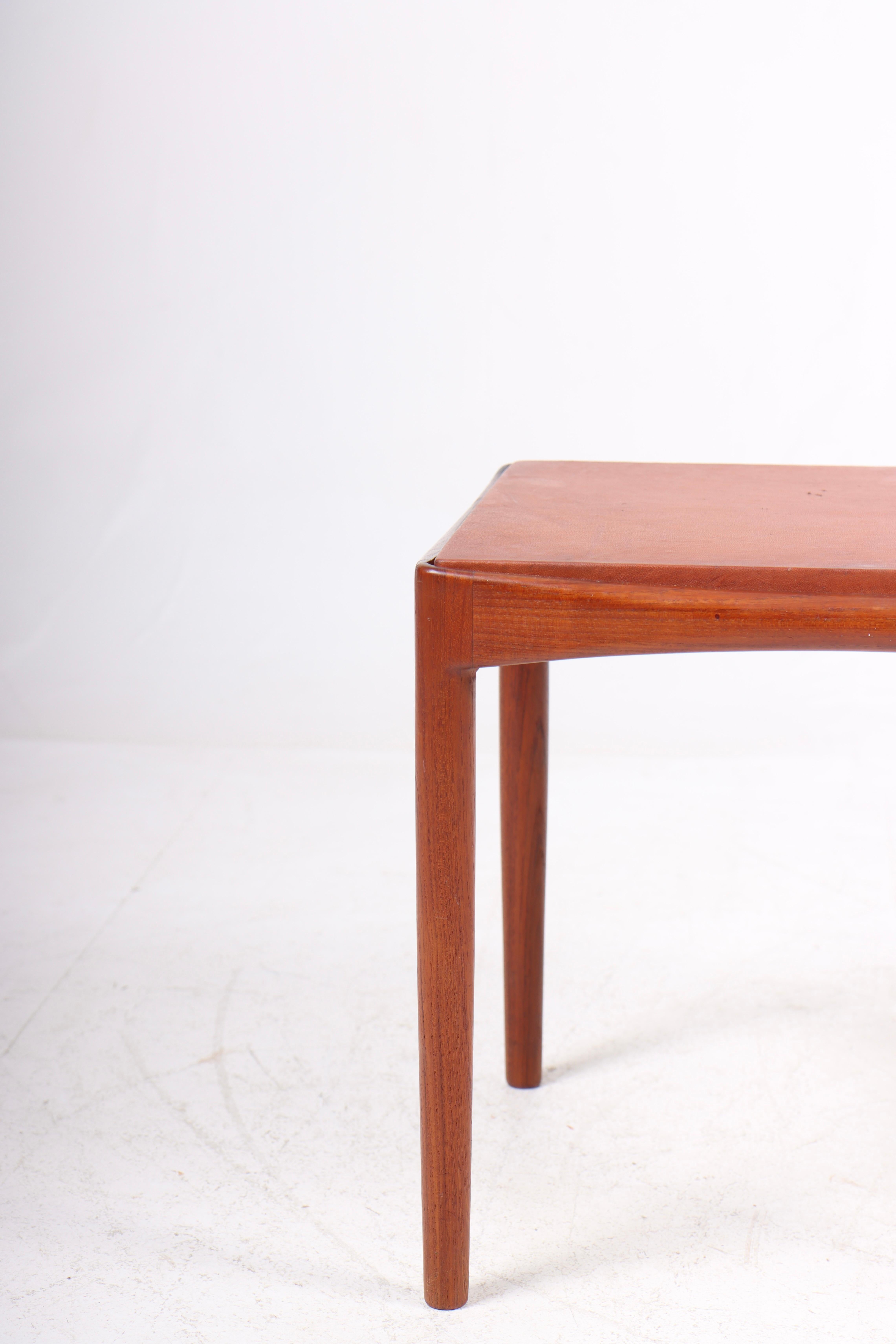 Rare Side Table in Teak and Leather by Ejner Larsen & Aksel Bender Madsen In Good Condition For Sale In Lejre, DK