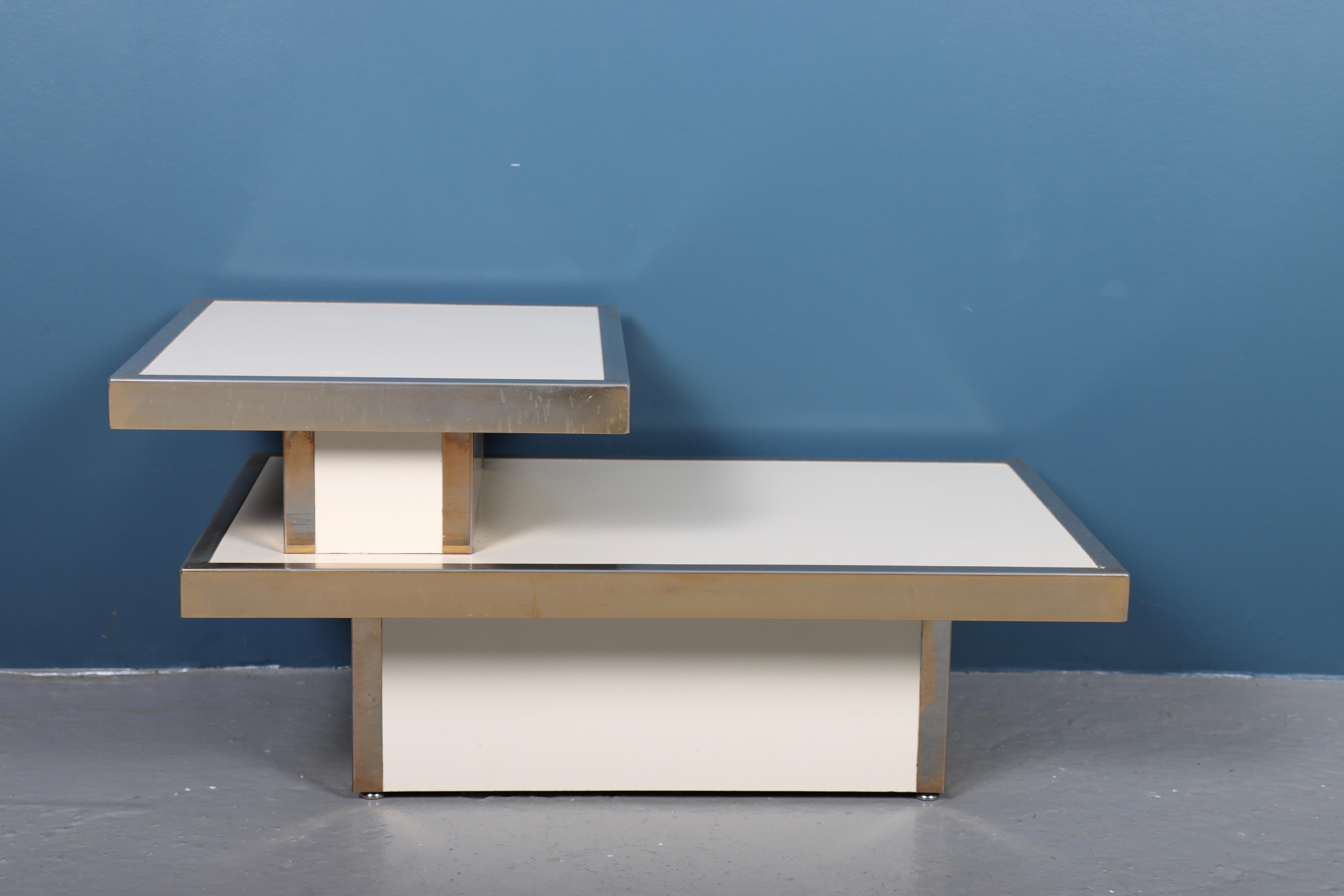 Rare table d'appoint en laiton chromé et stratifié couleur crème. Fabriqué dans les années 1970 par Mario Salbot, Italie.