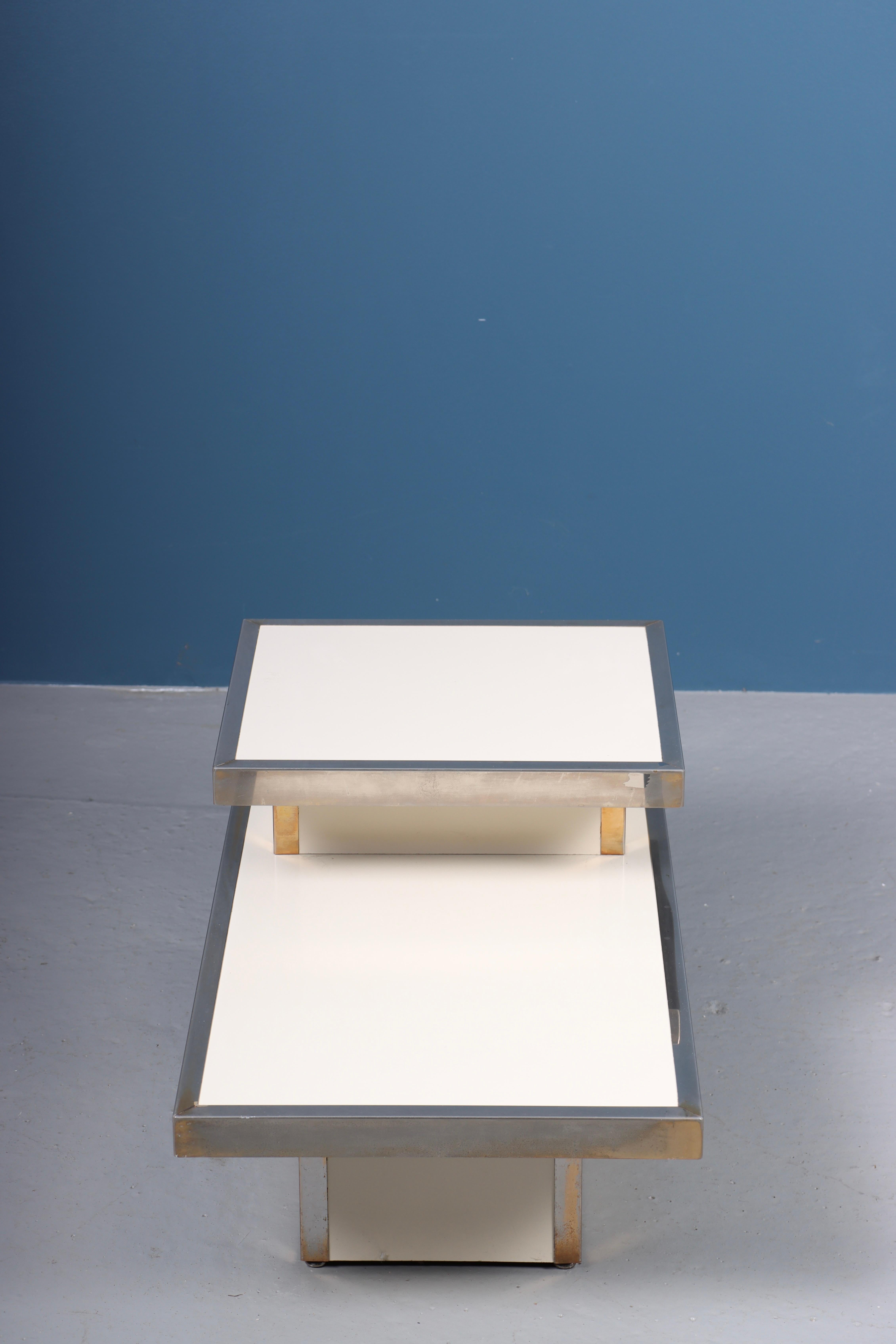 Rare table d'appoint en laiton chromé et stratifié de couleur crème de Willy Rezzo Bon état - En vente à Lejre, DK