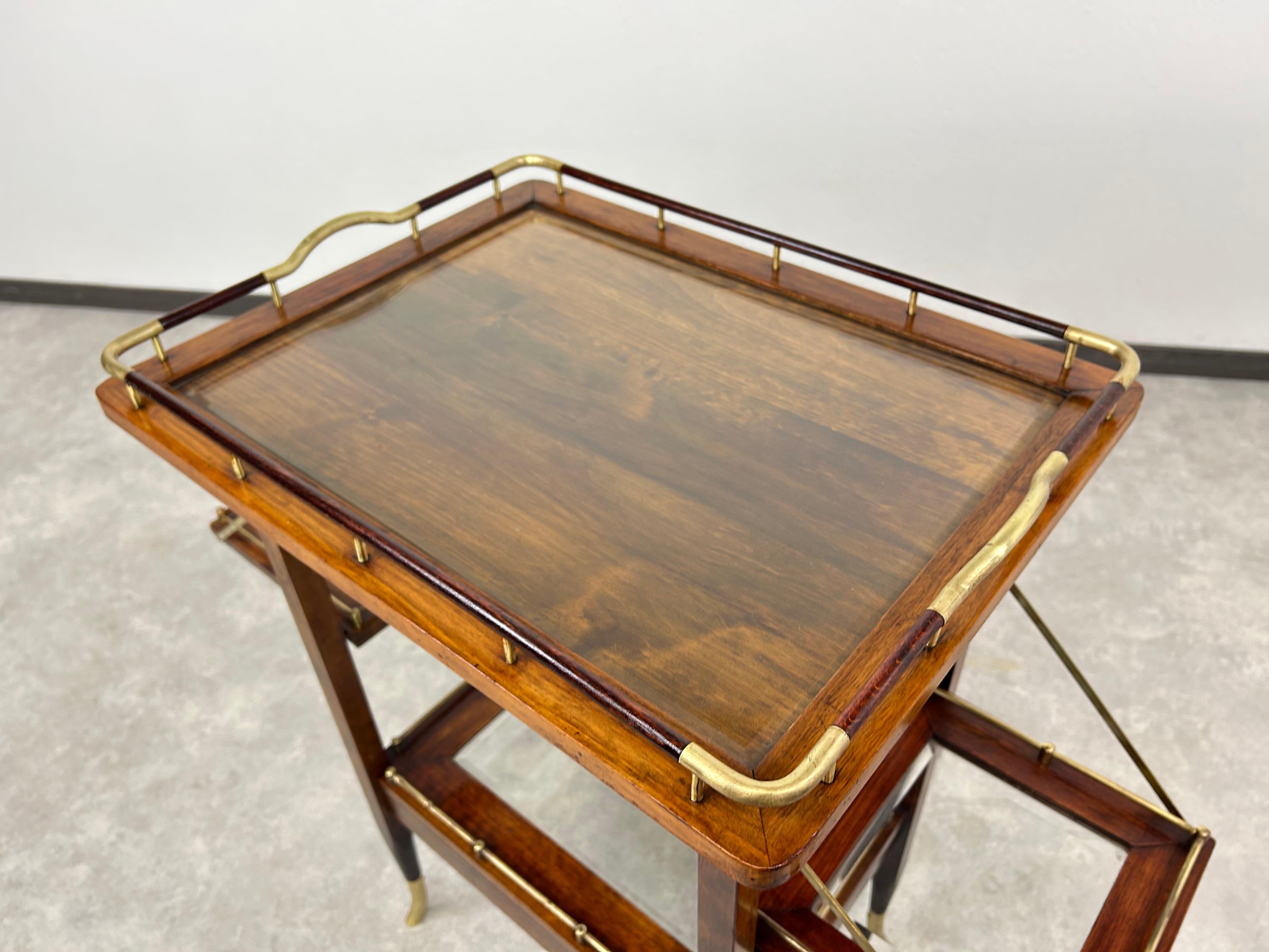 Ottone Raro tavolino con vassoio di Portois & Fix Viena in vendita
