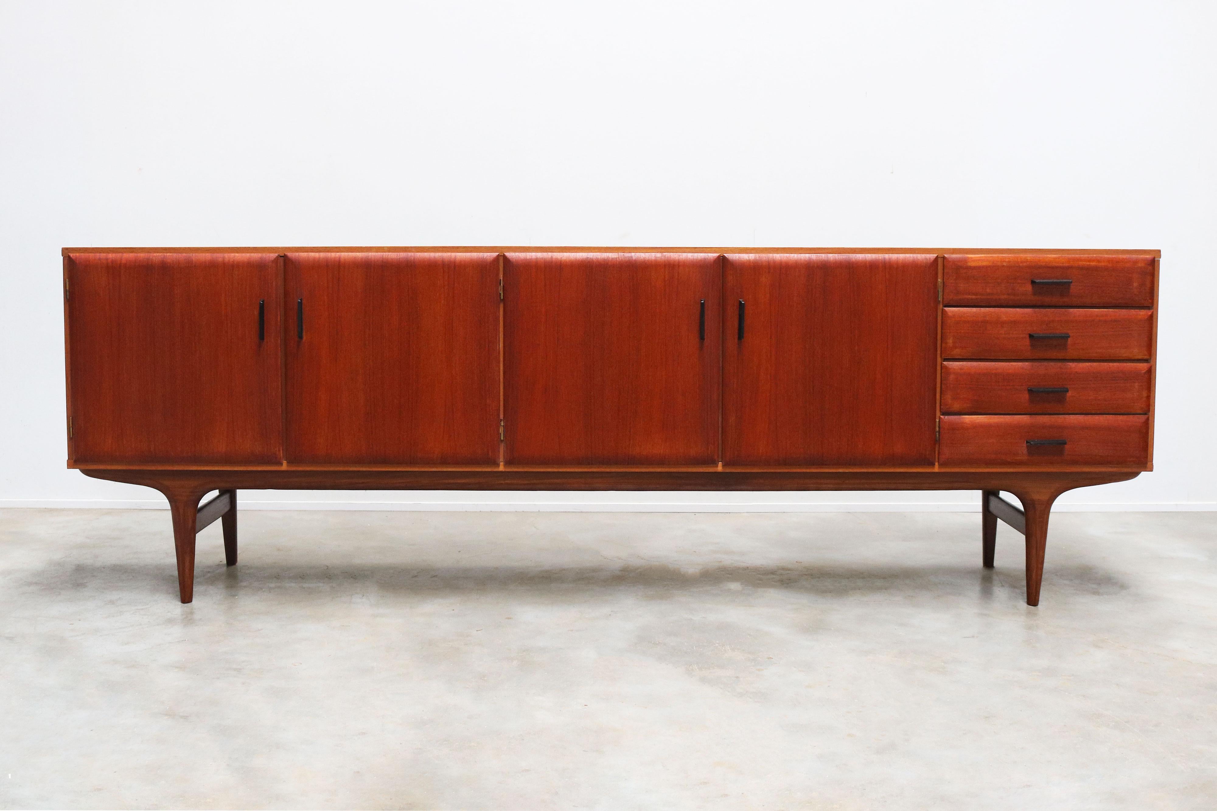 Magnifique et intemporel ! Ce buffet au design hollandais a été réalisé par Cees Braakman pour Pastoe 1960. Portes et tiroirs uniques en teck courbé sur une base organique en teck massif. La chaleur du teck se marie bien avec le minimalisme des