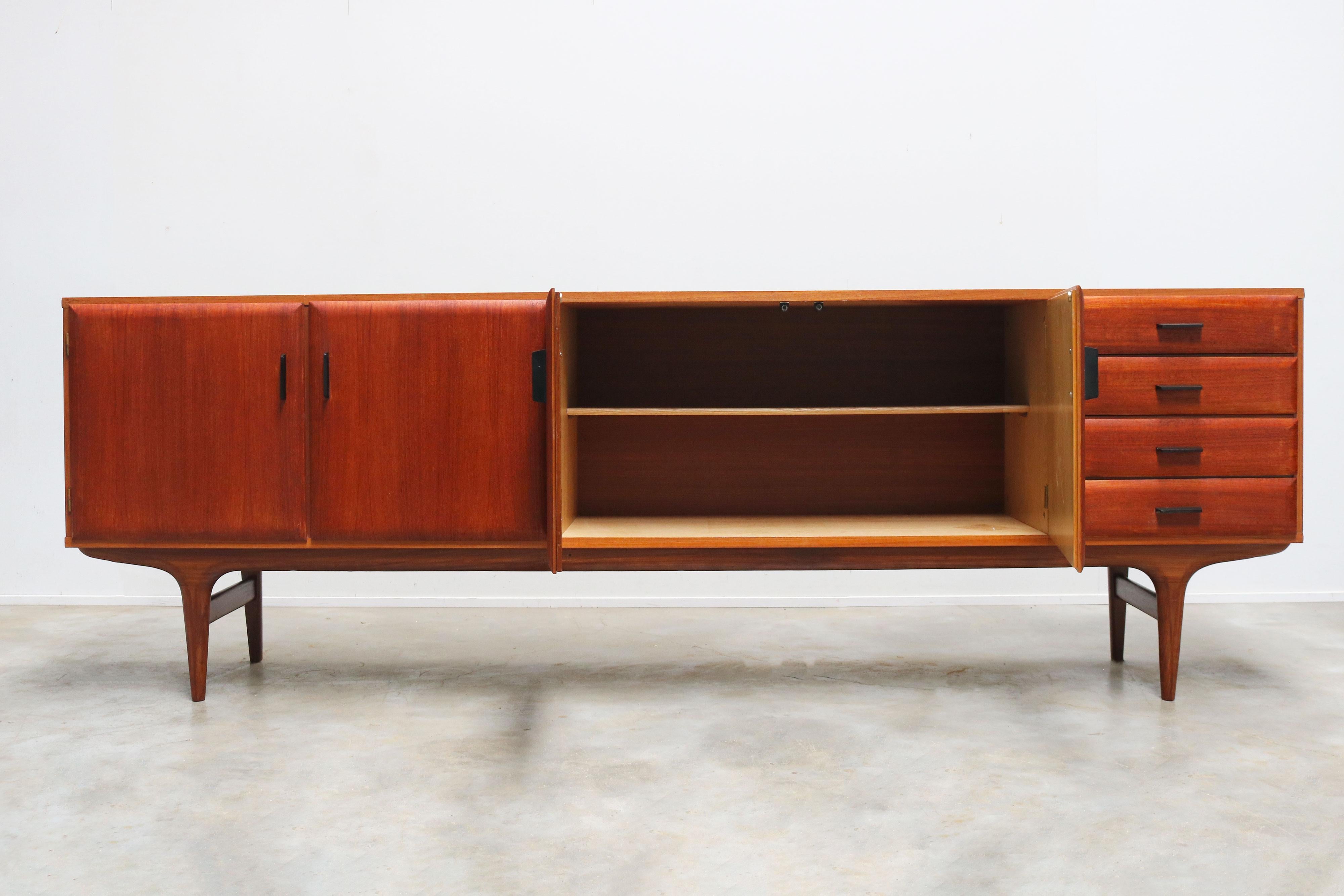 Néerlandais Rare buffet Cees braakman pour pastoe 1960 en teck en vente