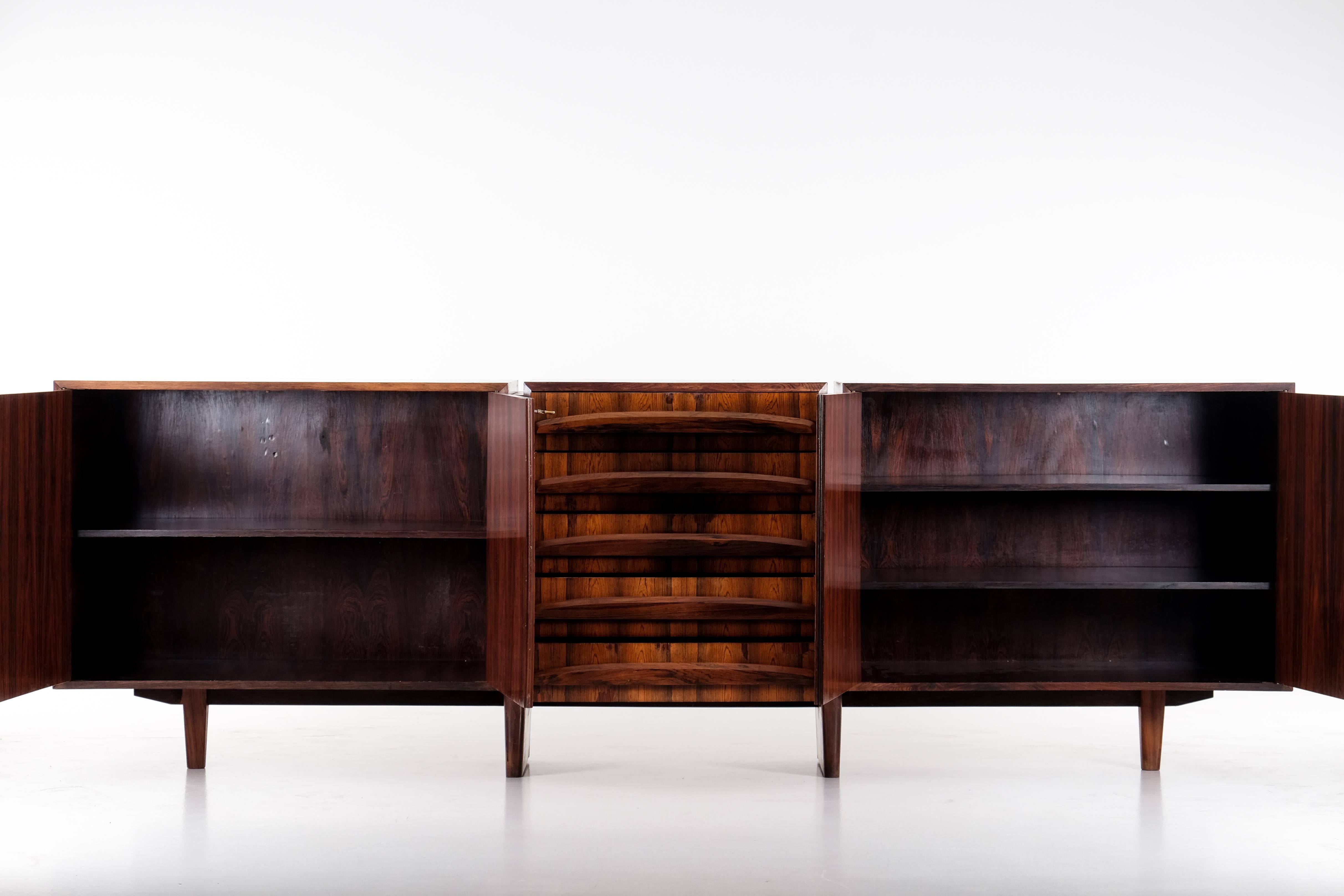 Bois de feuillus Rare buffet de Jean Gillon, Brésil, années 1960 en vente