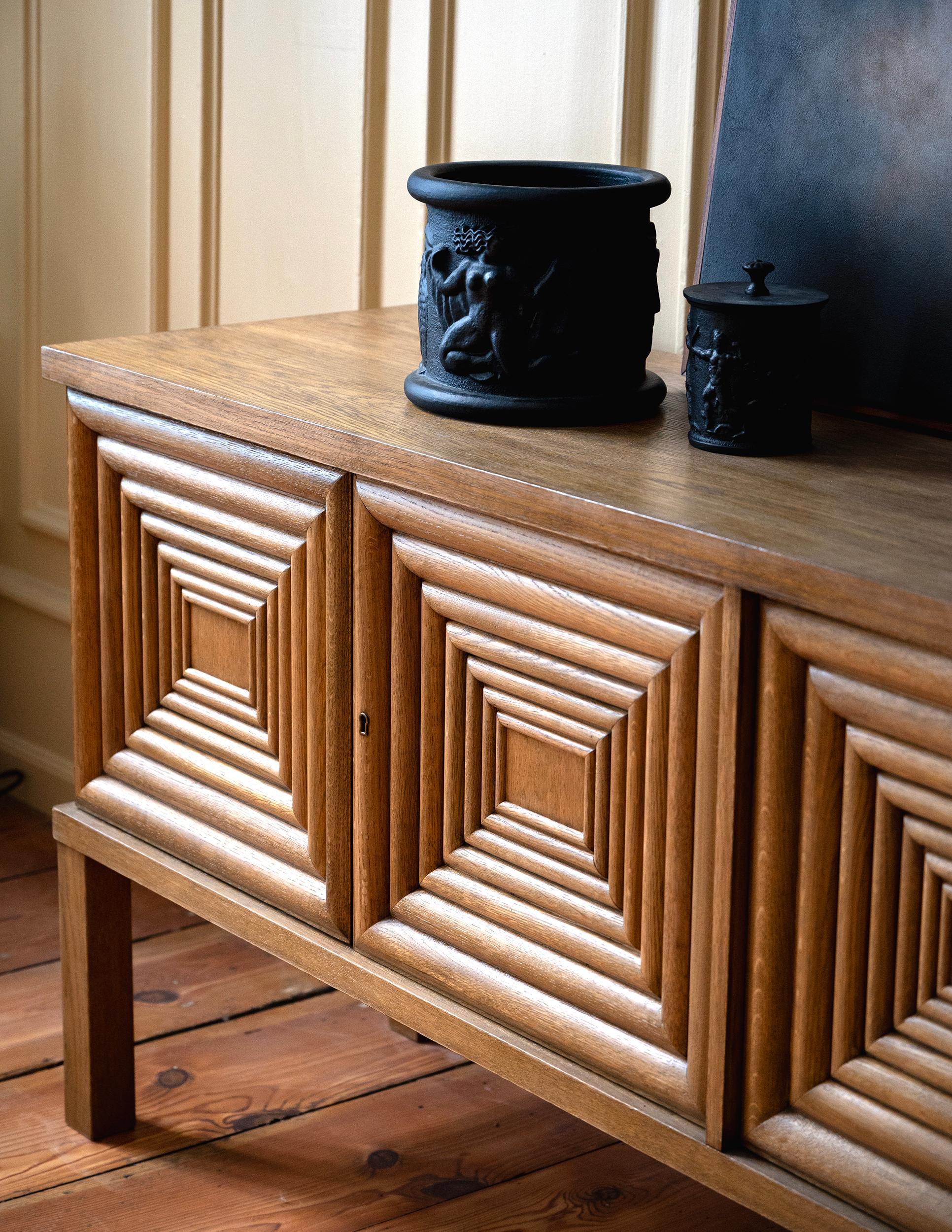 Rarissima credenza scandinava disegnata da Oscar Nilsson (1895-1975) e 
prodotto dall'ebanista Jacob Wickman. Svezia anni '30 

Letteratura: Det Moderna hemmet. Inredningskonst i Sverige och andra länder