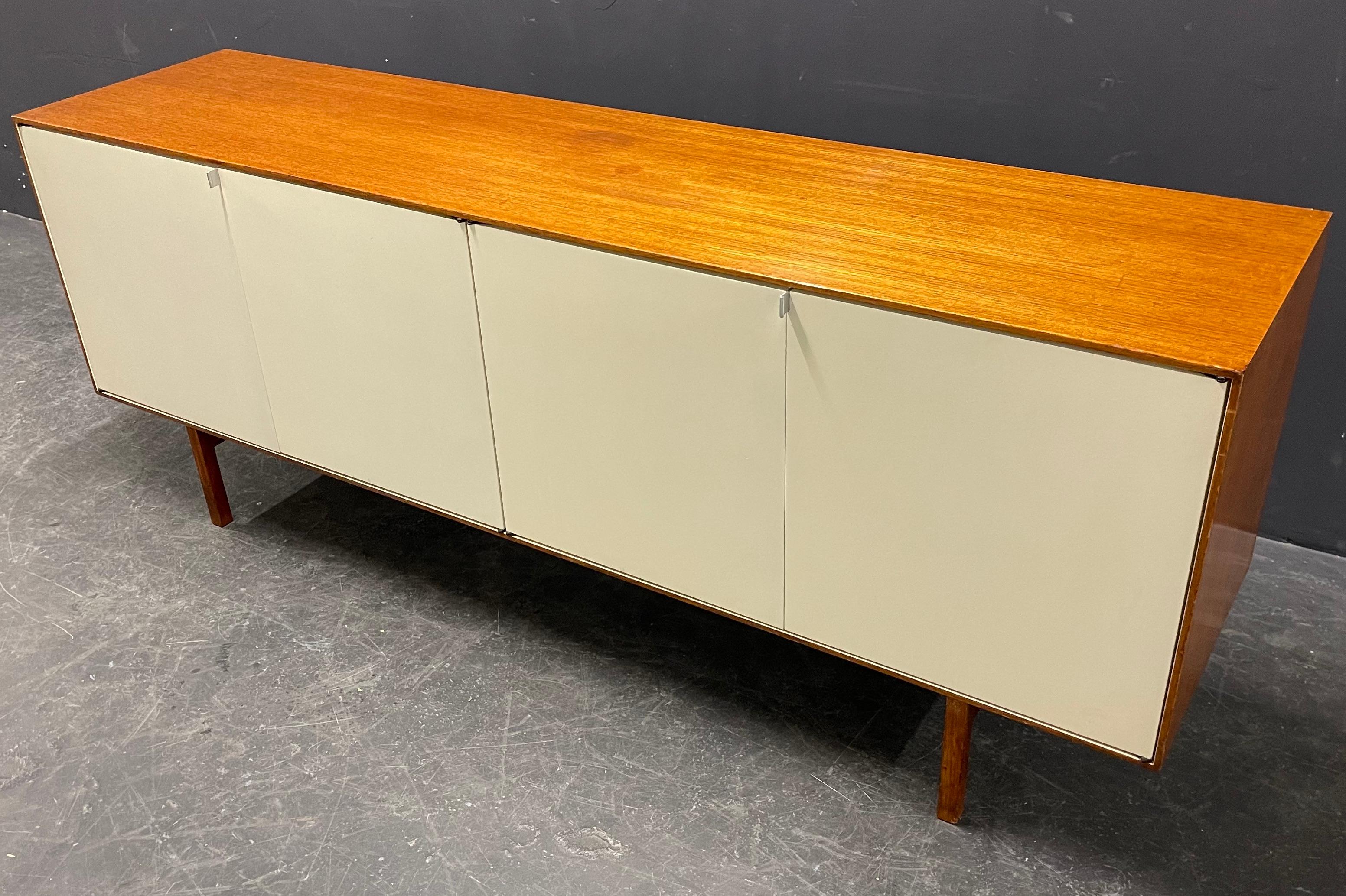 Rare Sideboard No.119 by Florence Knoll In Fair Condition For Sale In Munich, DE