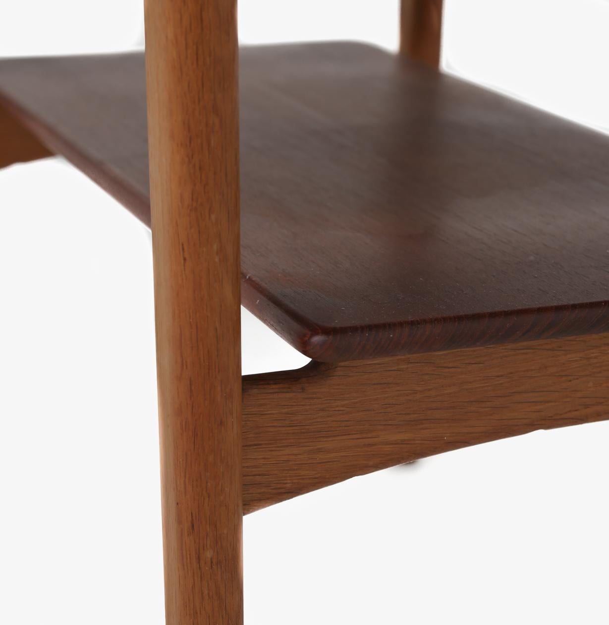 Model JH 566 - Rare side table in solid teak and patinated oak. Hans J. Wegner / Johannes Hansen 