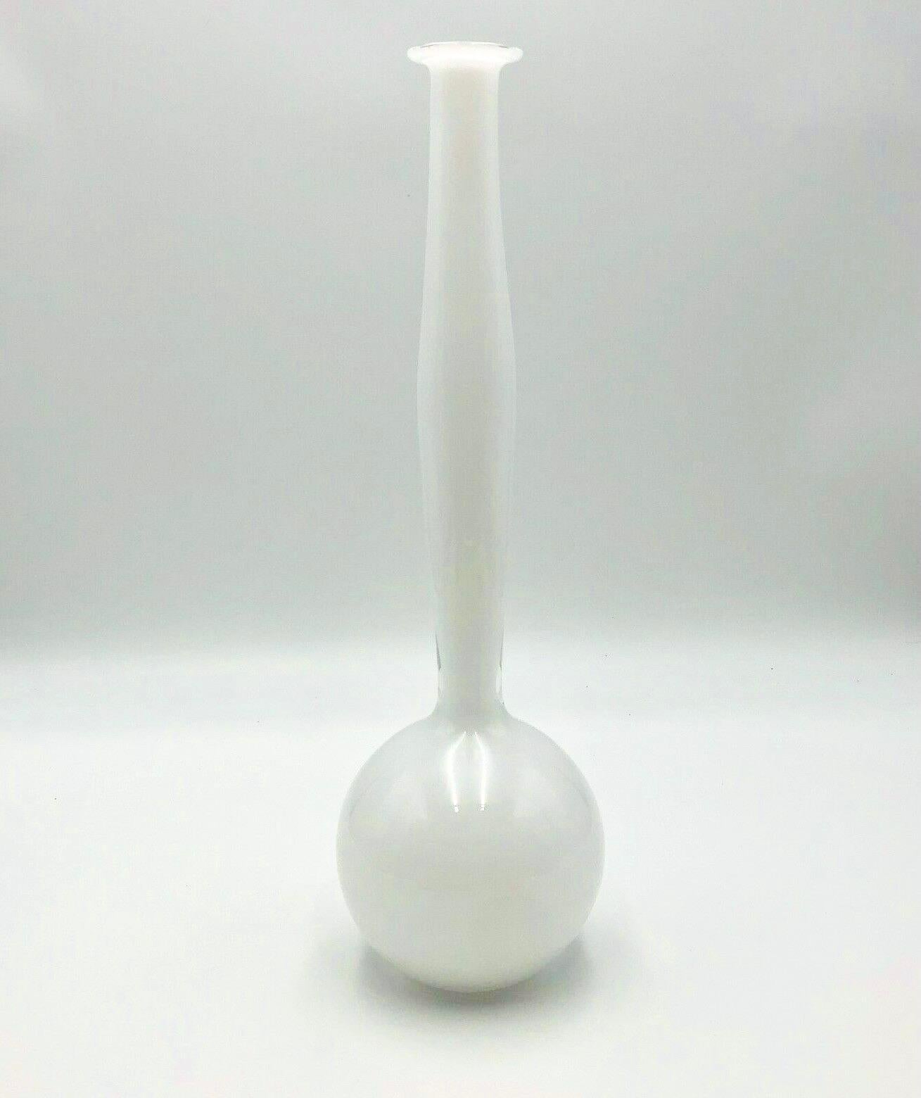 Raro vaso in vetro bianco firmato e numerato di Anne Nilsson per Orrefors Expo, datato 1998. Questo splendido vaso in vetro bianco e trasparente è alto circa 16,5 pollici, la base ha un diametro di circa 5 pollici e la bocca ha un diametro di circa