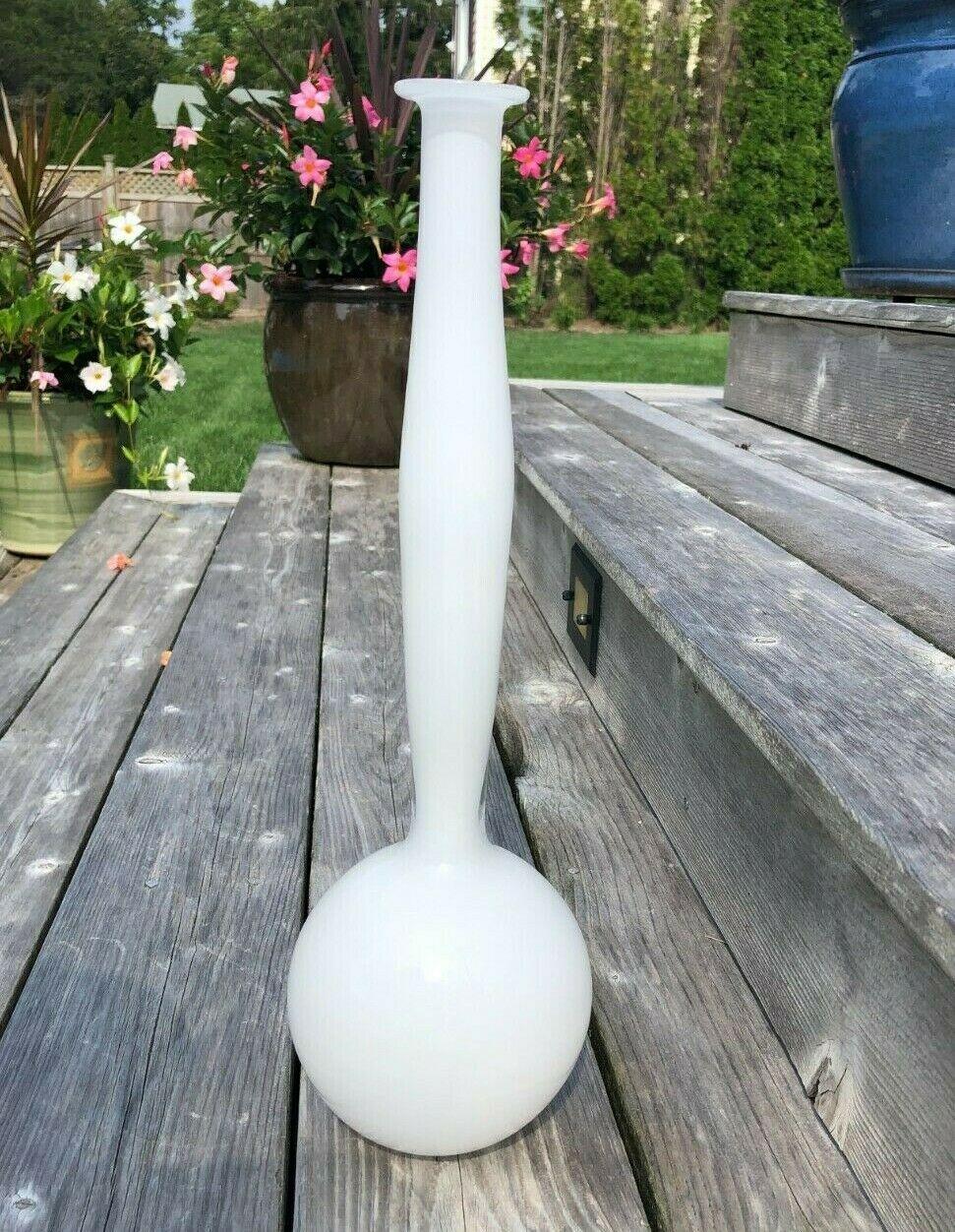 Rare Signed Anne Nilsson for Orrefors Expo White Glass Vase For Sale 2