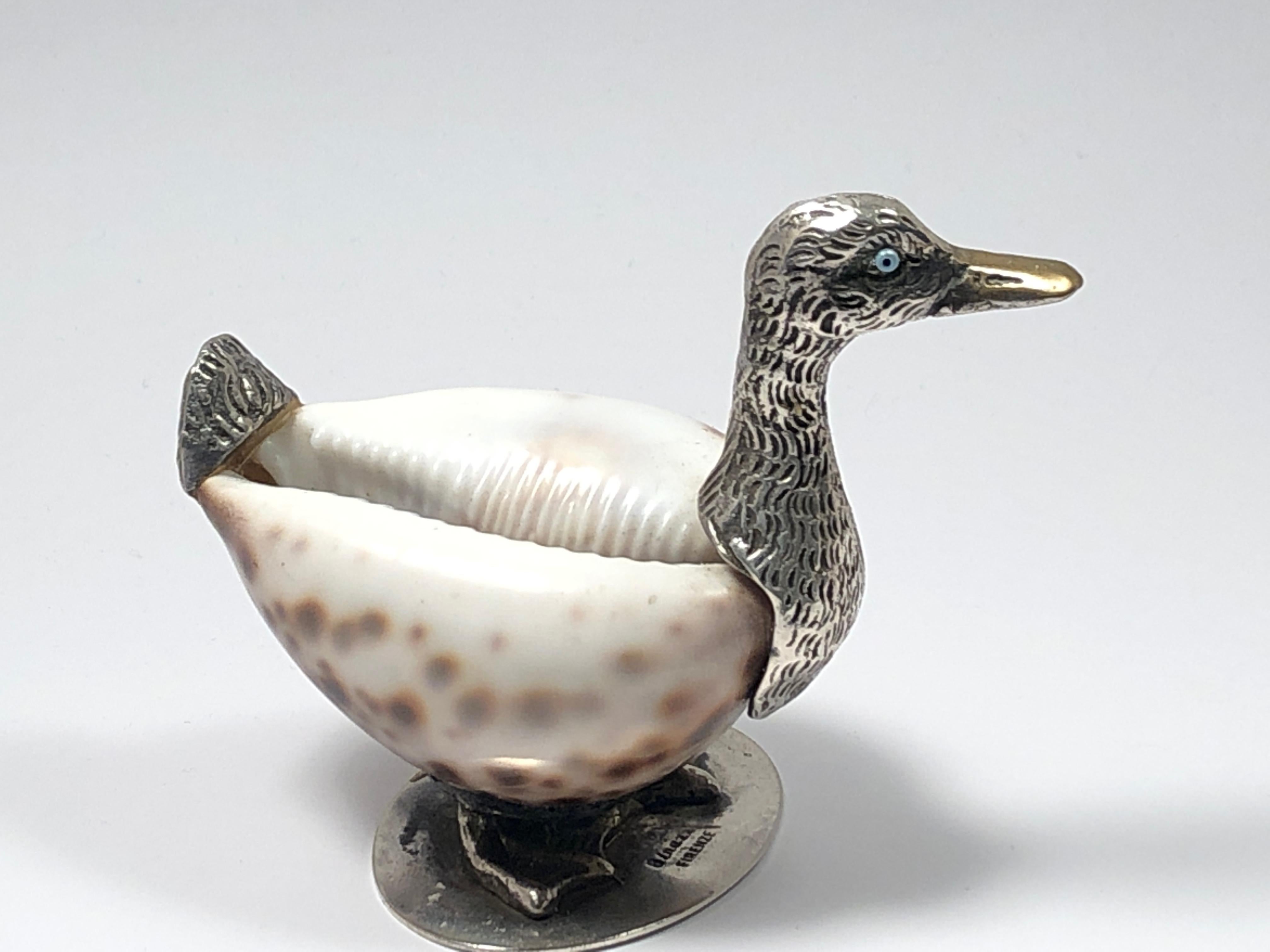 Rare signed Binazzi Italy small duck trinket bowl. Natural shell combined with silver plated sculpture.

1970s, made in Italy. 

This piece is in near excellent condition with some signs of ageing but no structural damage.

An amazing and