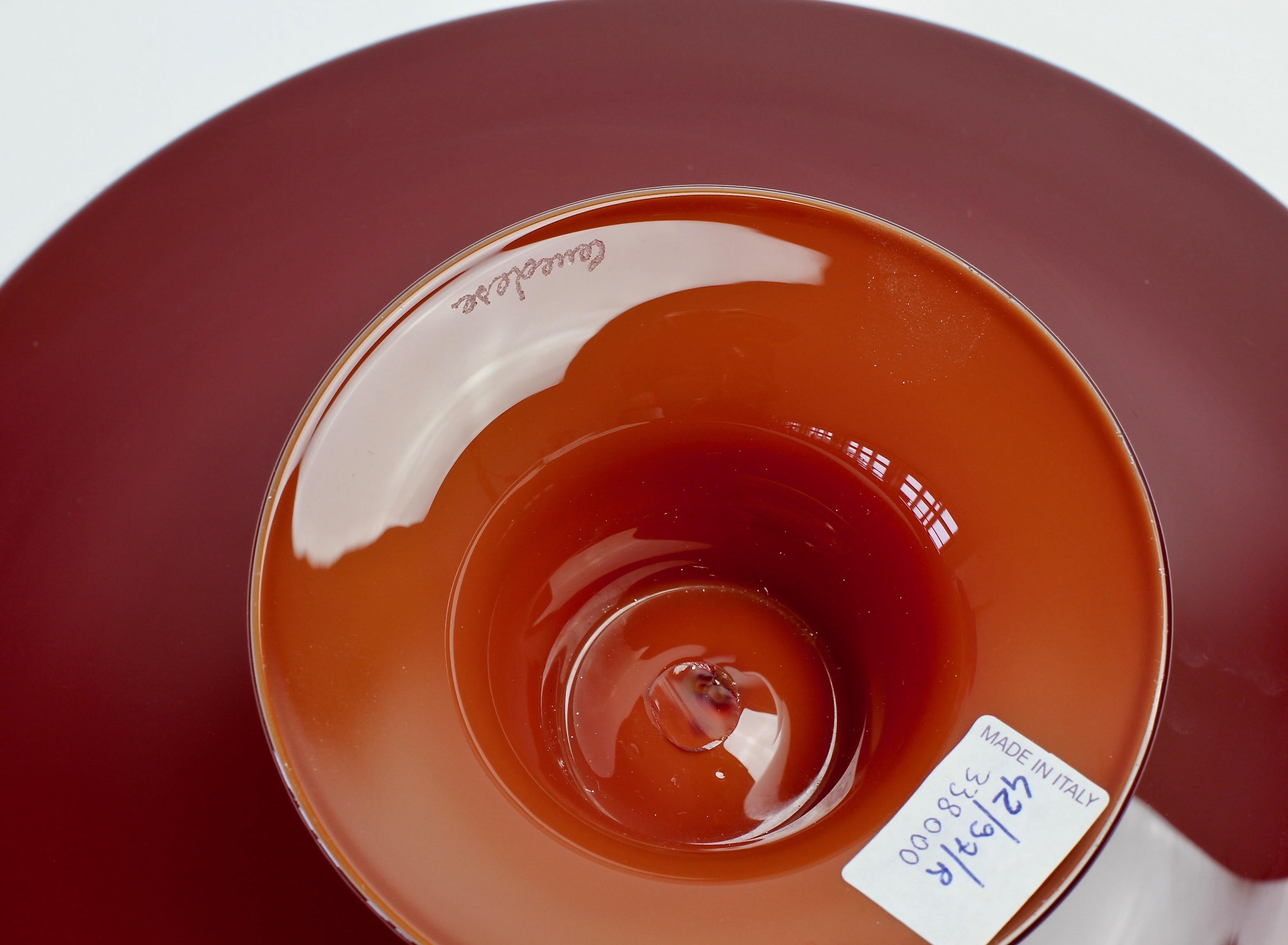 Seltener signierter Cenedese Vintage Muranoglas-Tortenständer aus dunkelrotem Glas im Zustand „Hervorragend“ im Angebot in Landau an der Isar, Bayern