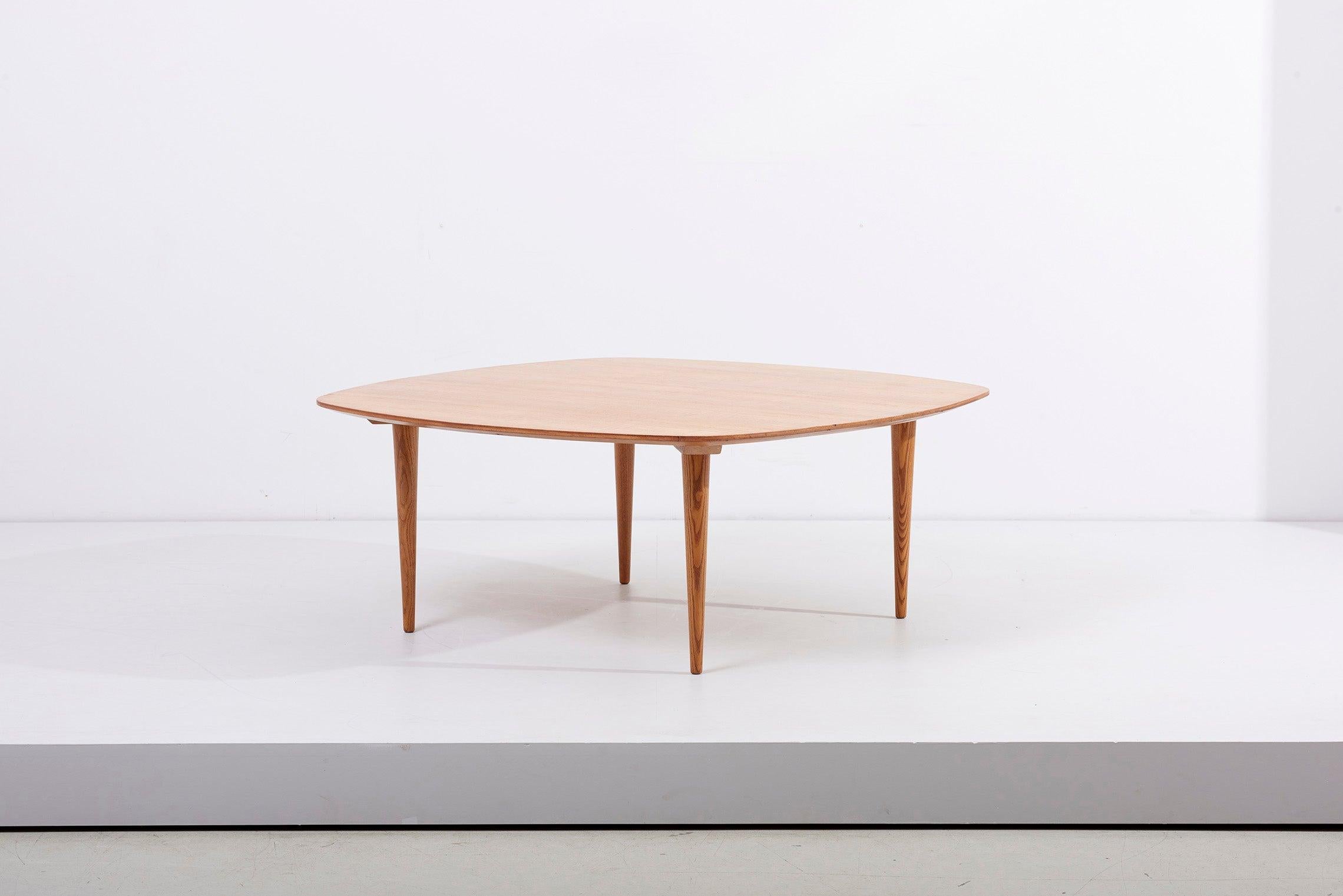 Dieser Tisch von André Simard ist in ausgezeichnetem Zustand und hat noch das Original Label. Die Oberseite weist eine sehr einzigartige Maserung auf.

