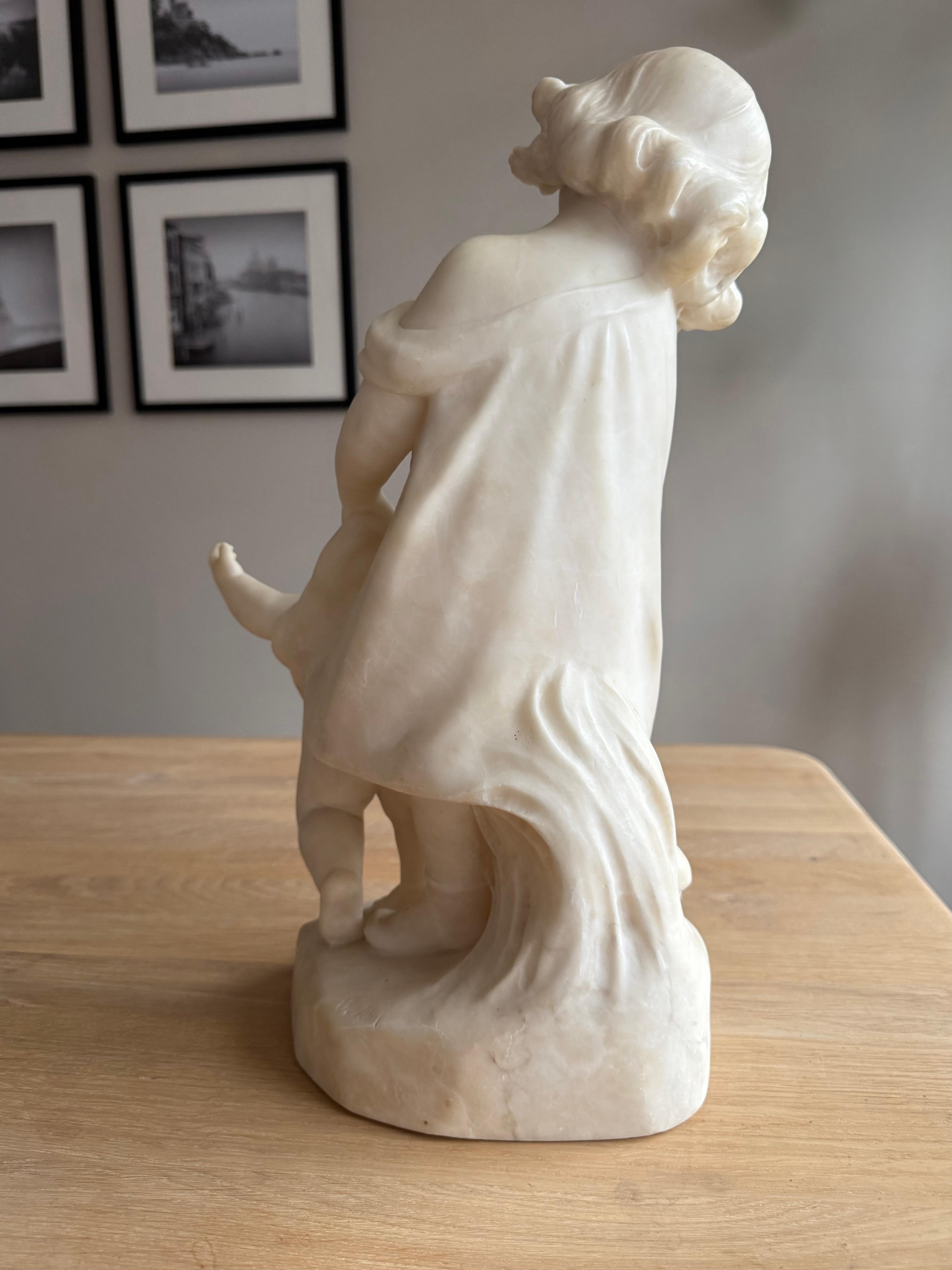 Rara scultura in alabastro di due bambini firmata da Dante Zoi, Italia, circa 1920 in vendita 2