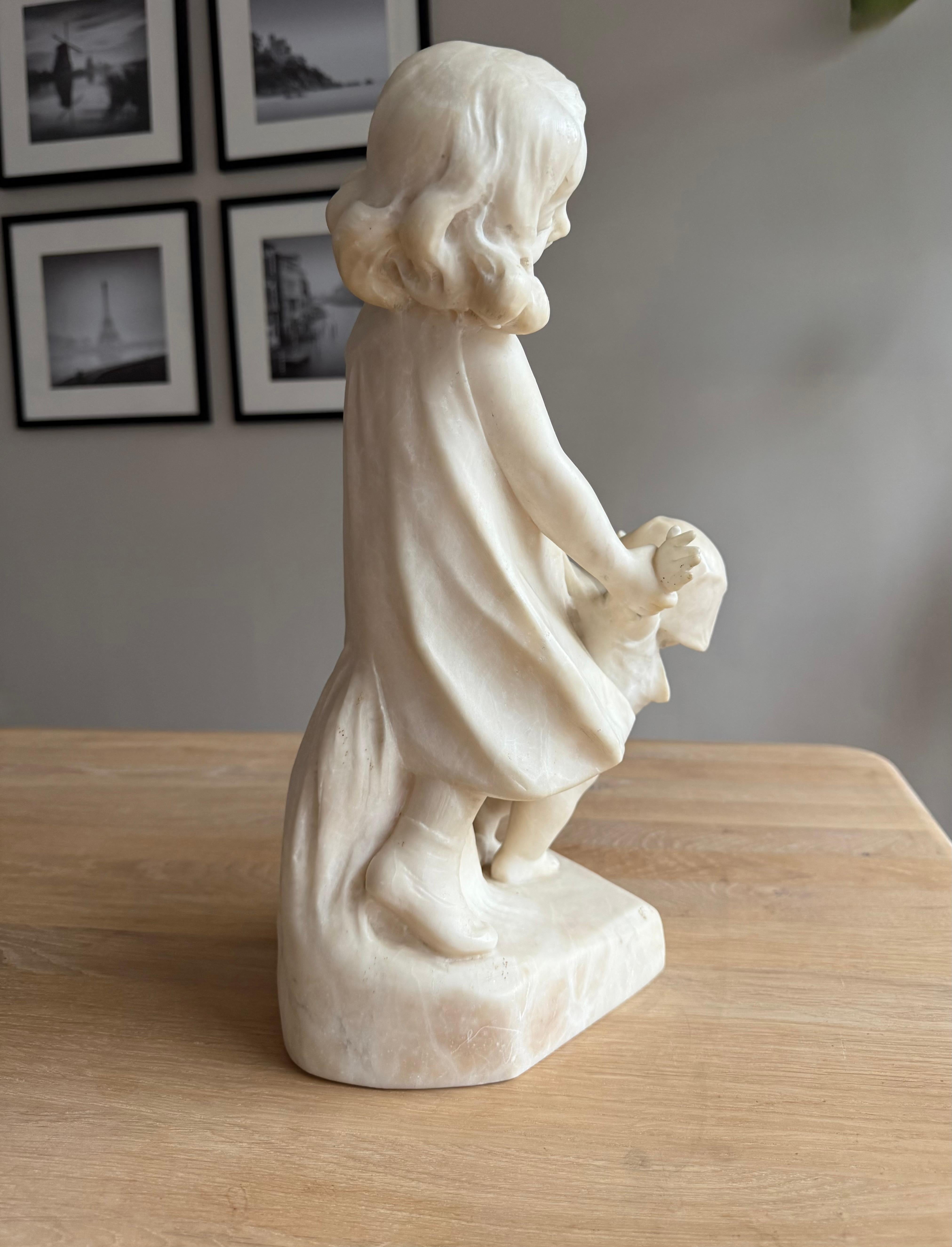 Rara scultura in alabastro di due bambini firmata da Dante Zoi, Italia, circa 1920 in vendita 3