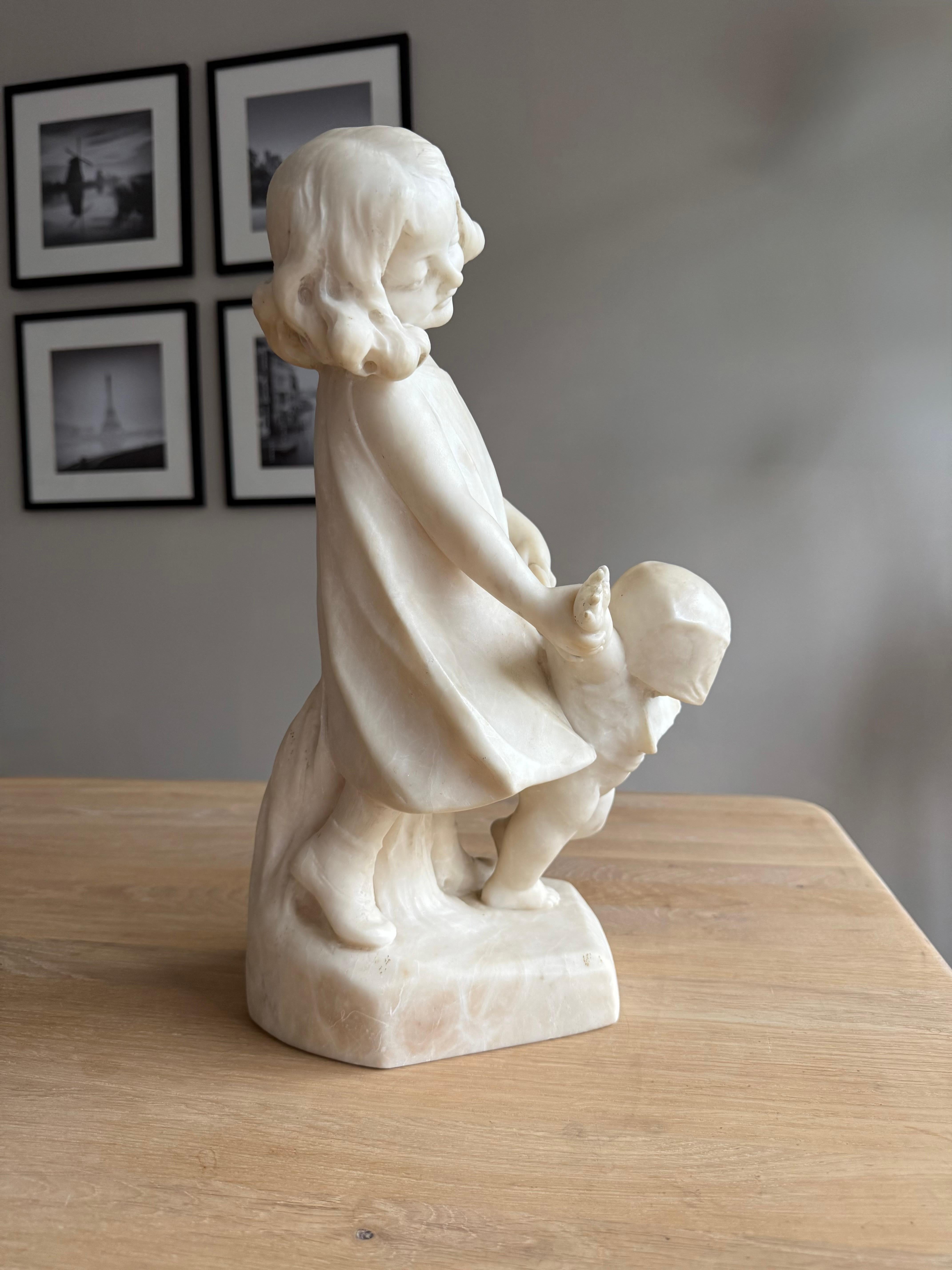 Rara scultura in alabastro di due bambini firmata da Dante Zoi, Italia, circa 1920 in vendita 4