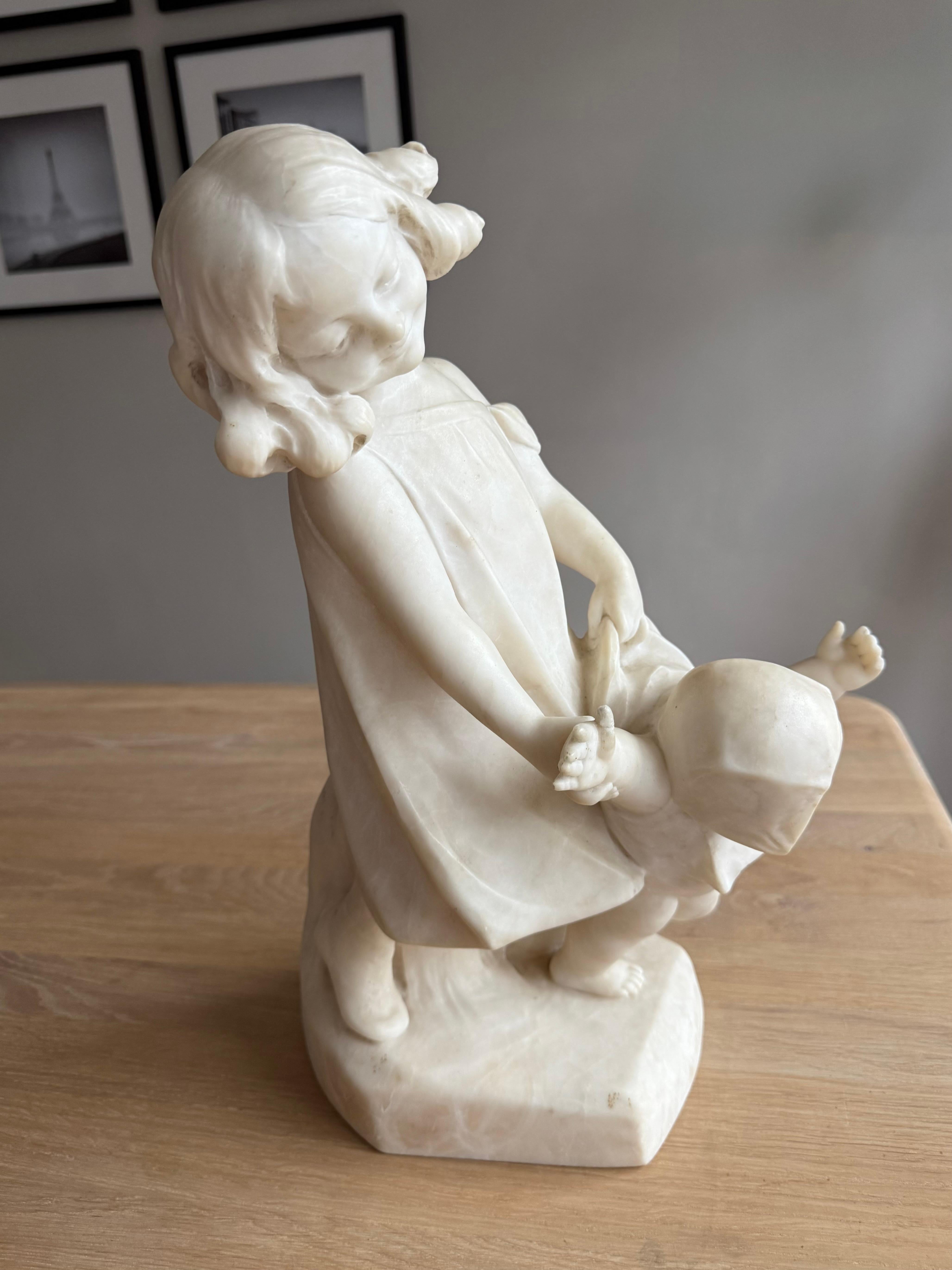Rara scultura in alabastro di due bambini firmata da Dante Zoi, Italia, circa 1920 in vendita 6