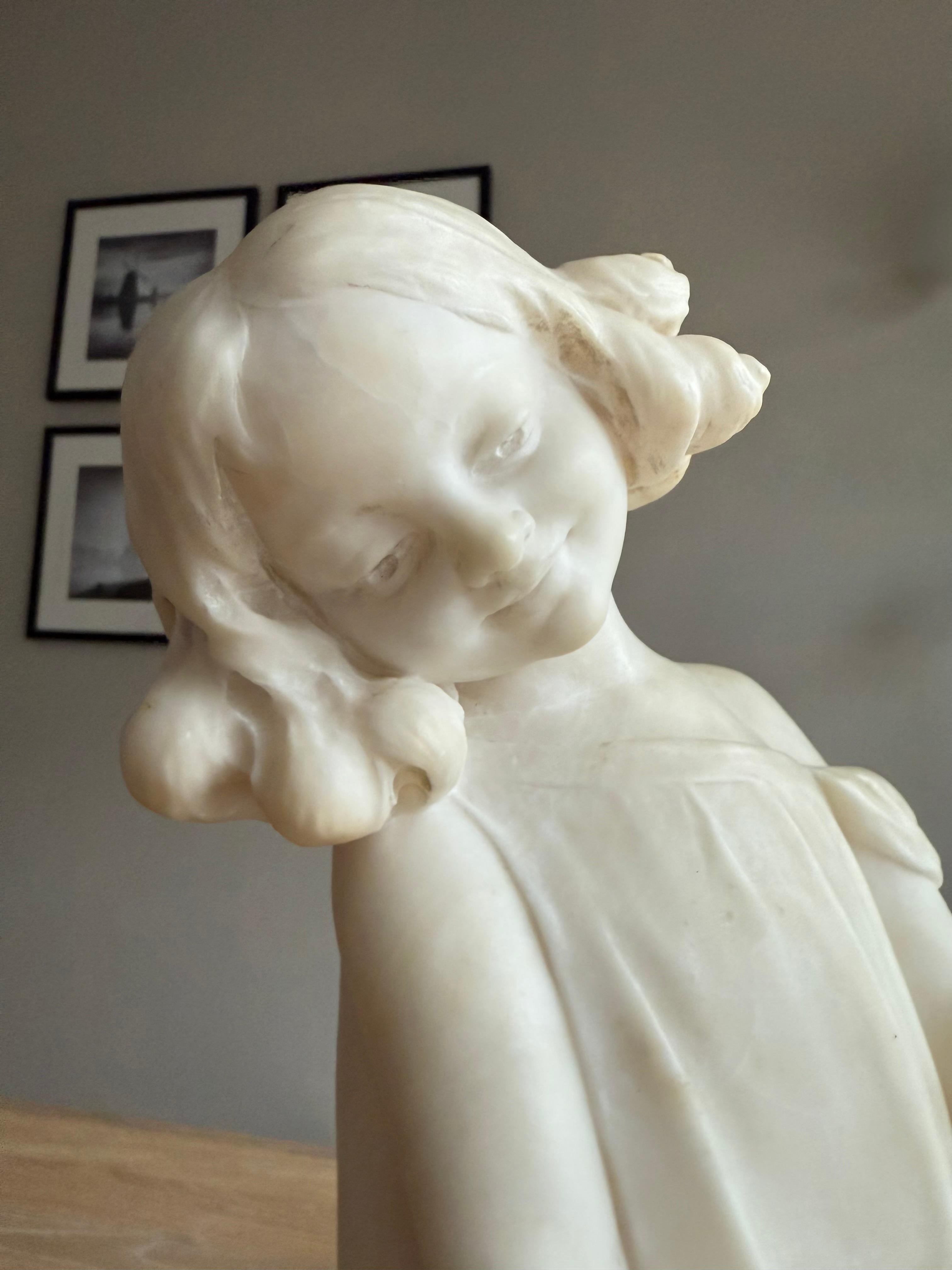 Rara scultura in alabastro di due bambini firmata da Dante Zoi, Italia, circa 1920 in vendita 8