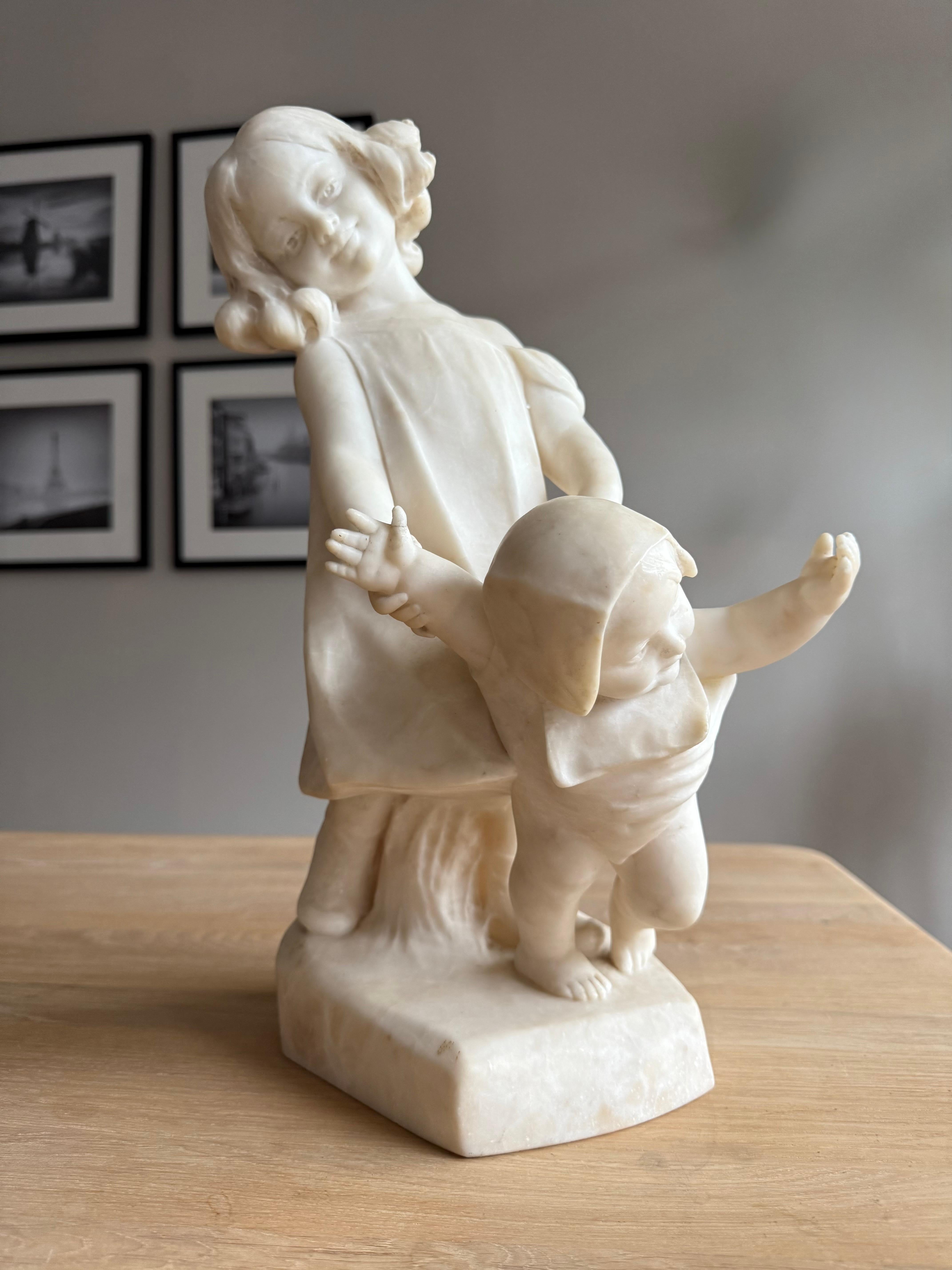 Rara scultura in alabastro di due bambini firmata da Dante Zoi, Italia, circa 1920 in vendita 10