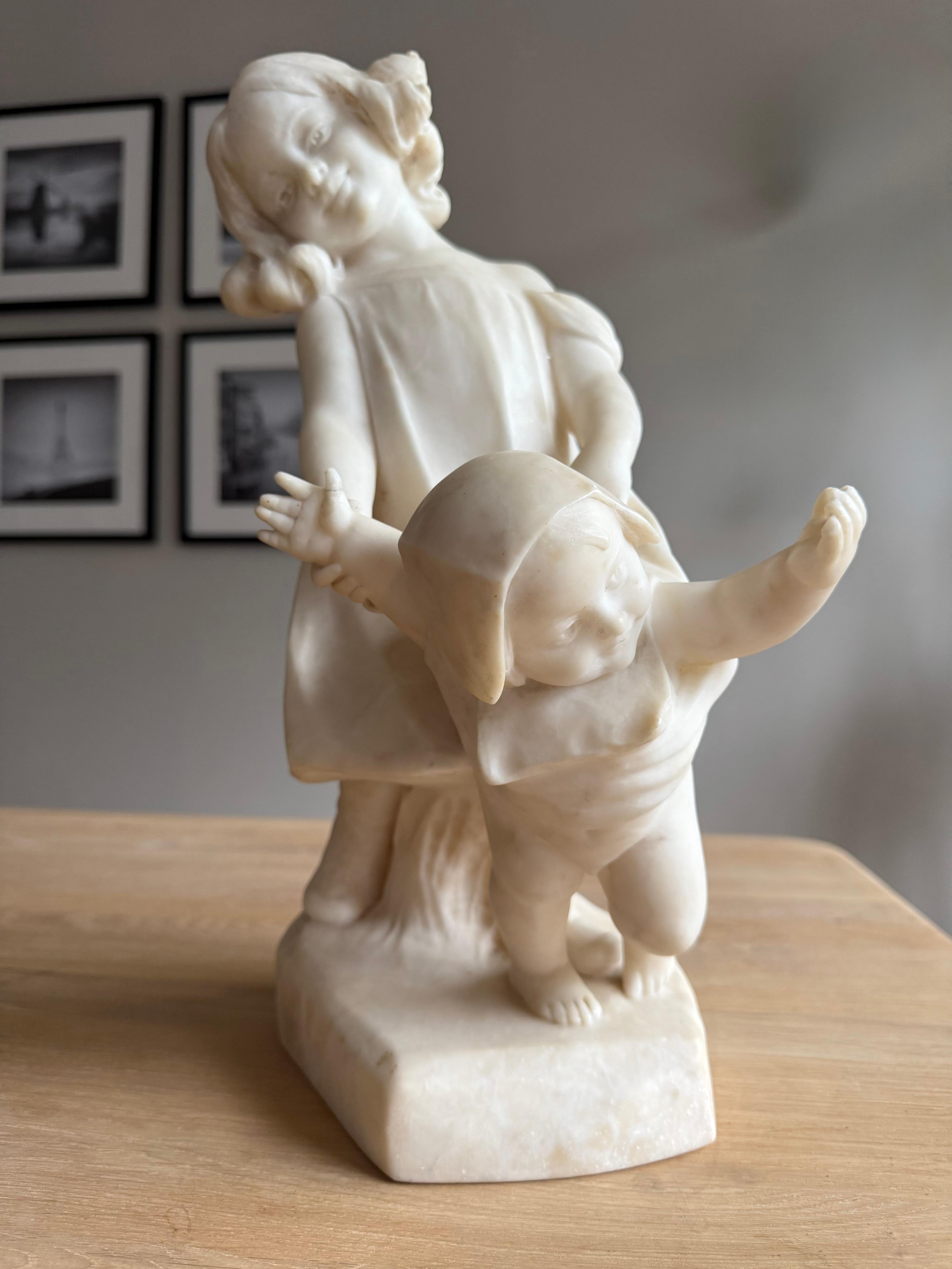 Rara scultura in alabastro di due bambini firmata da Dante Zoi, Italia, circa 1920 in vendita 11
