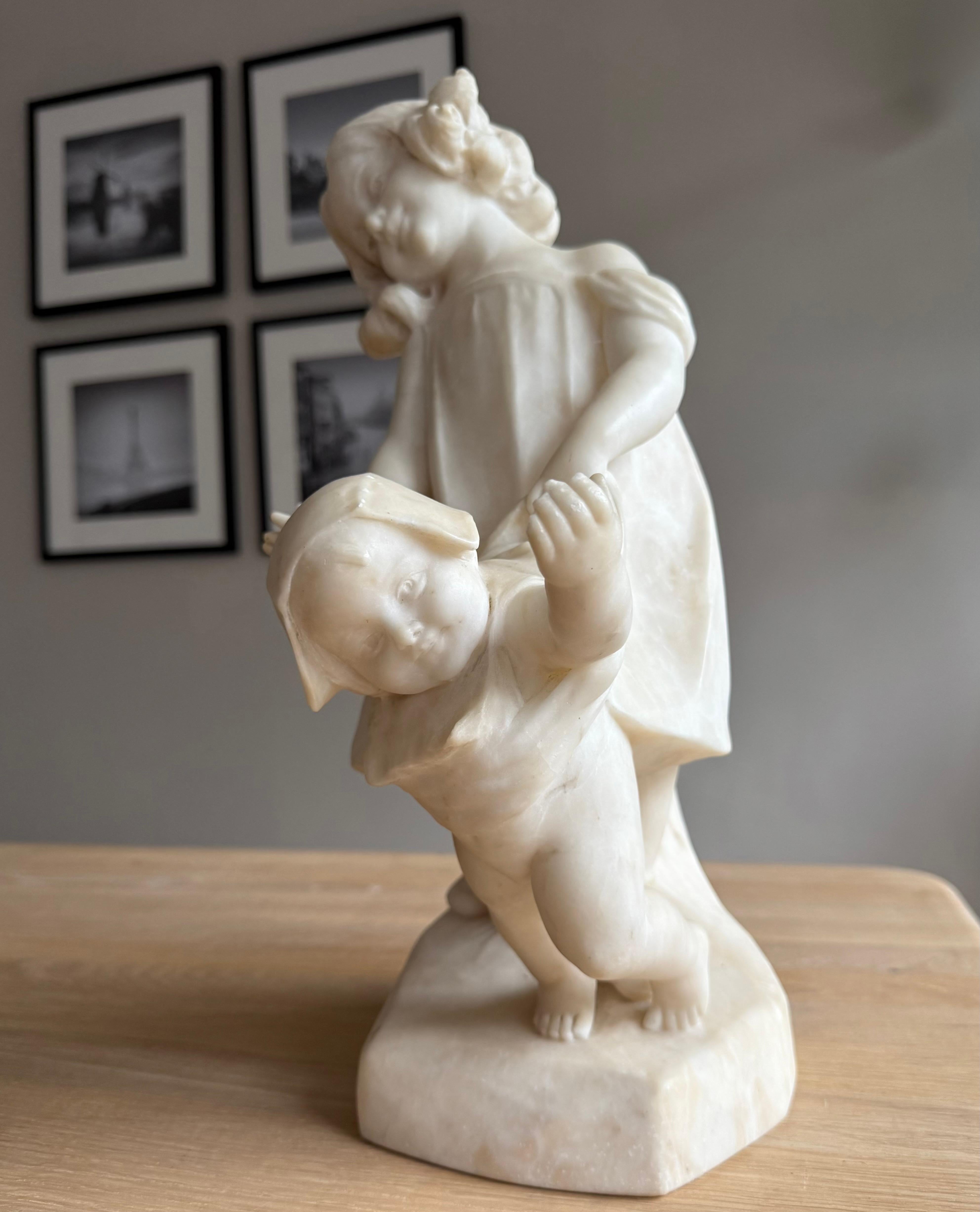 Opera d'arte scolpita a mano, accattivante e notevole, di tipo Realismo Classico / Figurativo, del peso di ... chili.

Una scultura in alabastro tenera e squisitamente scolpita a mano dall'artista italiano Dante Zoi, che raffigura due bambini in un