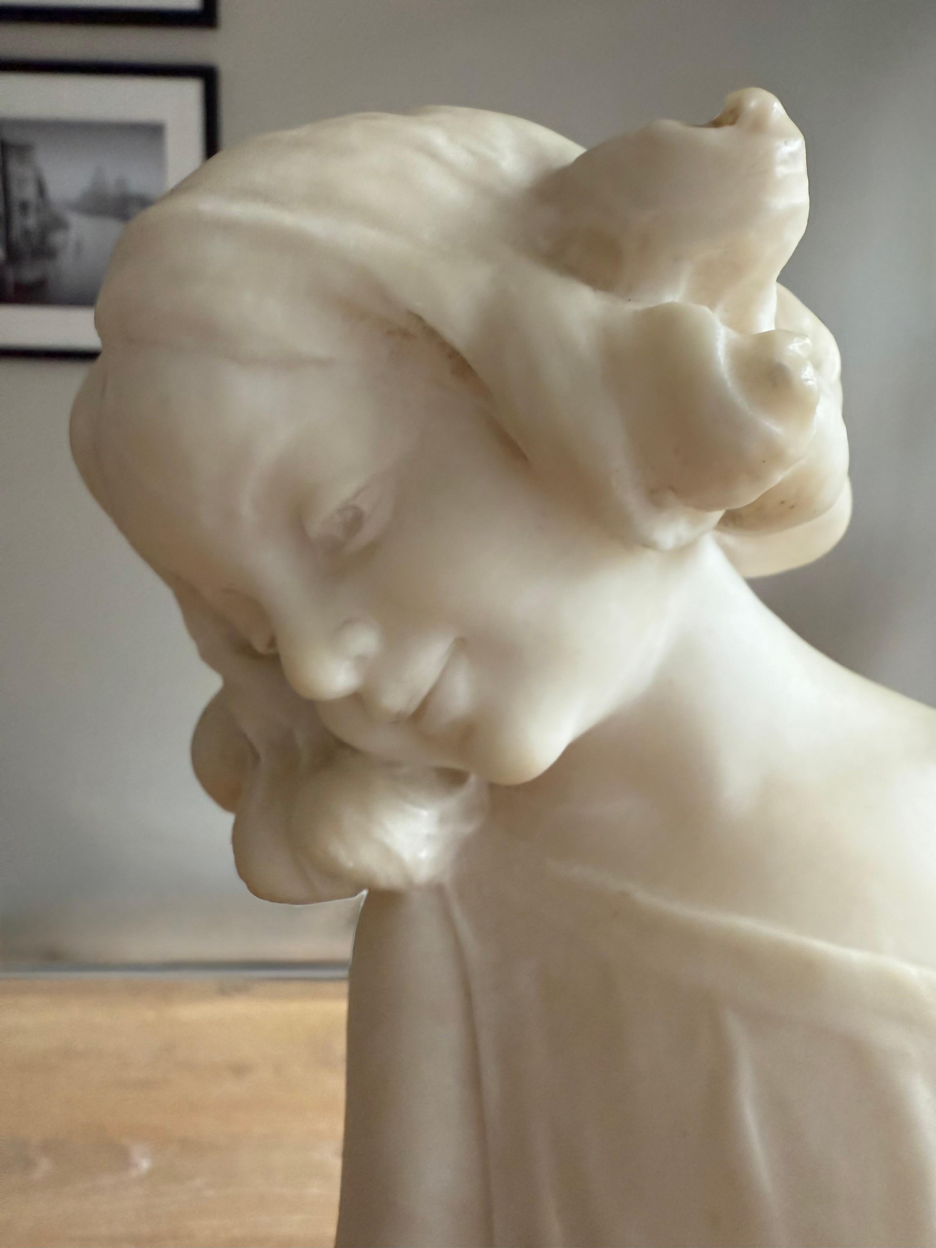 Italiano Rara scultura in alabastro di due bambini firmata da Dante Zoi, Italia, circa 1920 in vendita