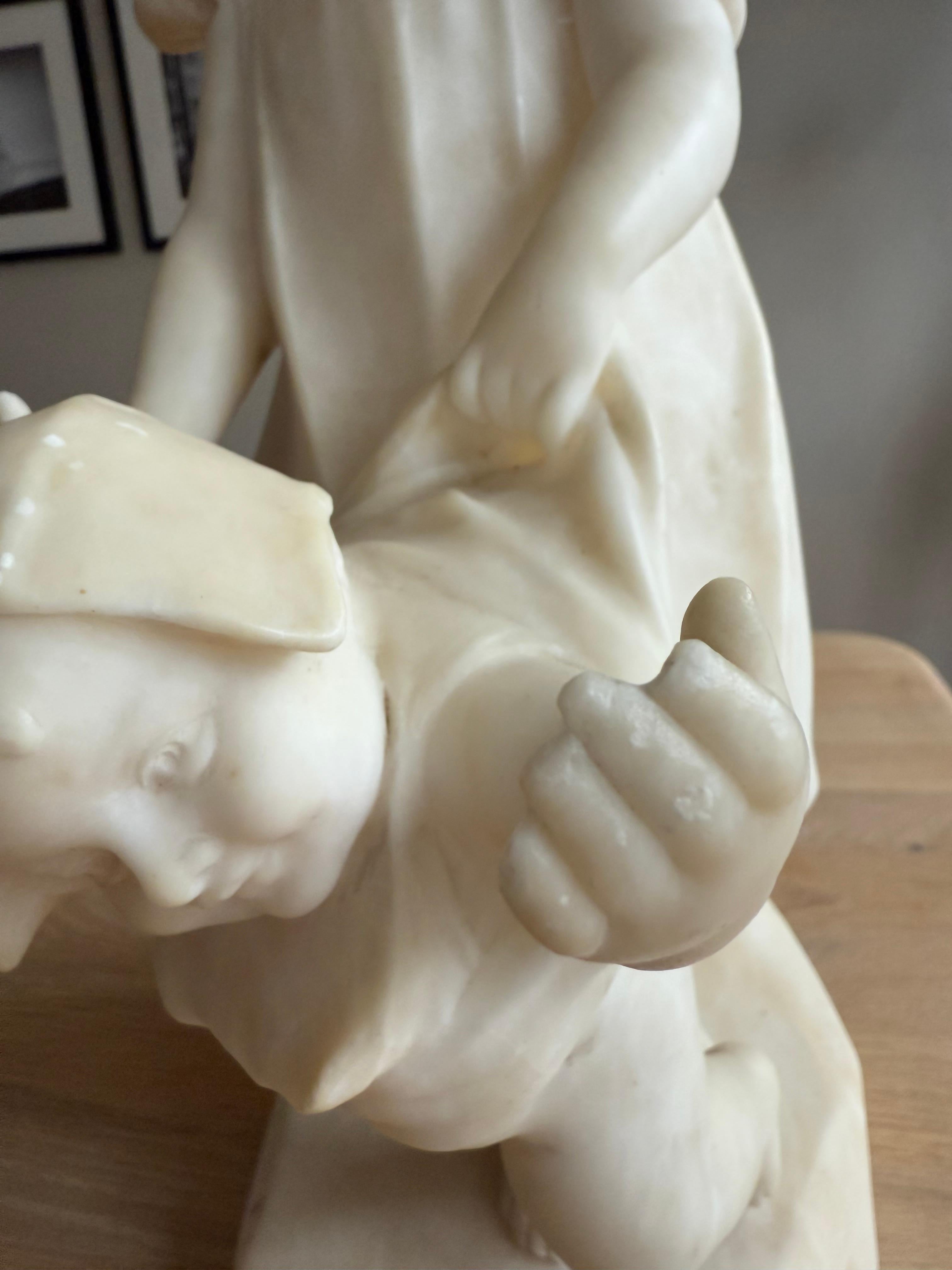 Intagliato a mano Rara scultura in alabastro di due bambini firmata da Dante Zoi, Italia, circa 1920 in vendita